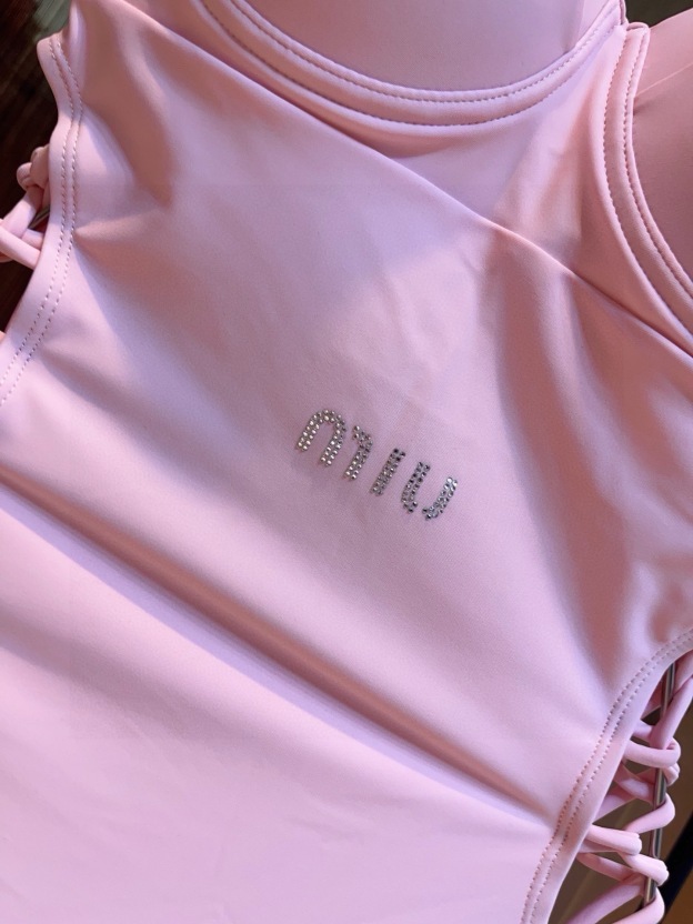 ミュウミュウ「Miu Miu」ワンピース水着「2025夏季限定・人気プレミアムスイム登場！」