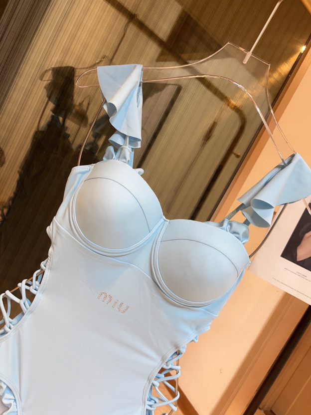 ミュウミュウ「Miu Miu」ワンピース水着「2025夏季限定・人気プレミアムスイム登場！」