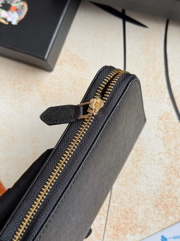 プラダ「PRADA」サフィアーノレザー 財布