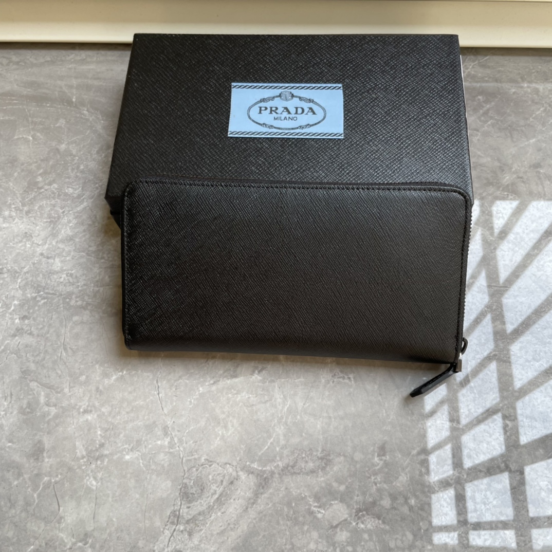 プラダ「PRADA」サフィアーノレザー 財布