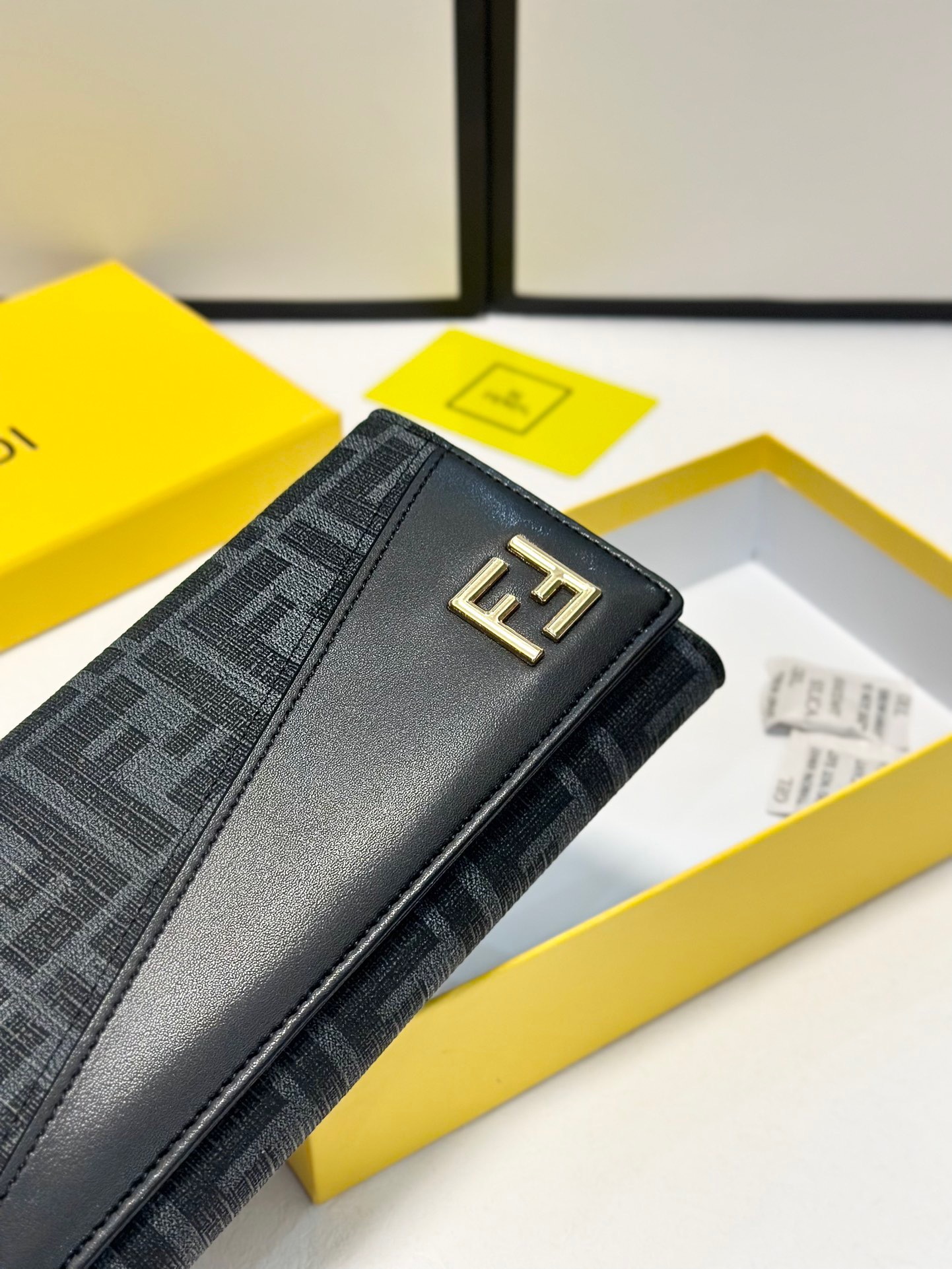 フェンディ「Fendi」高級エンボス牛革の大きな イタリア製財布