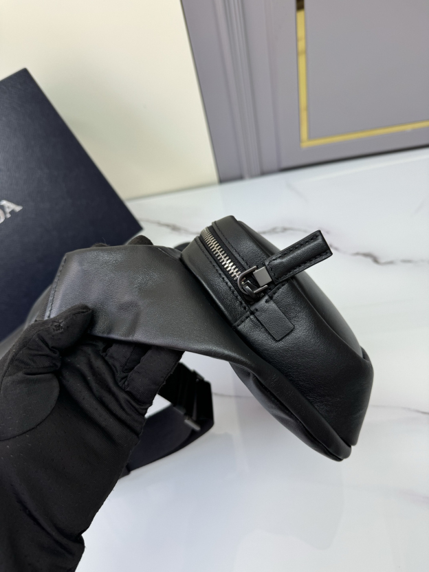 プラダ「Prada」 エンボスロゴ メッセンジャーバッグ ショルダーバッグ