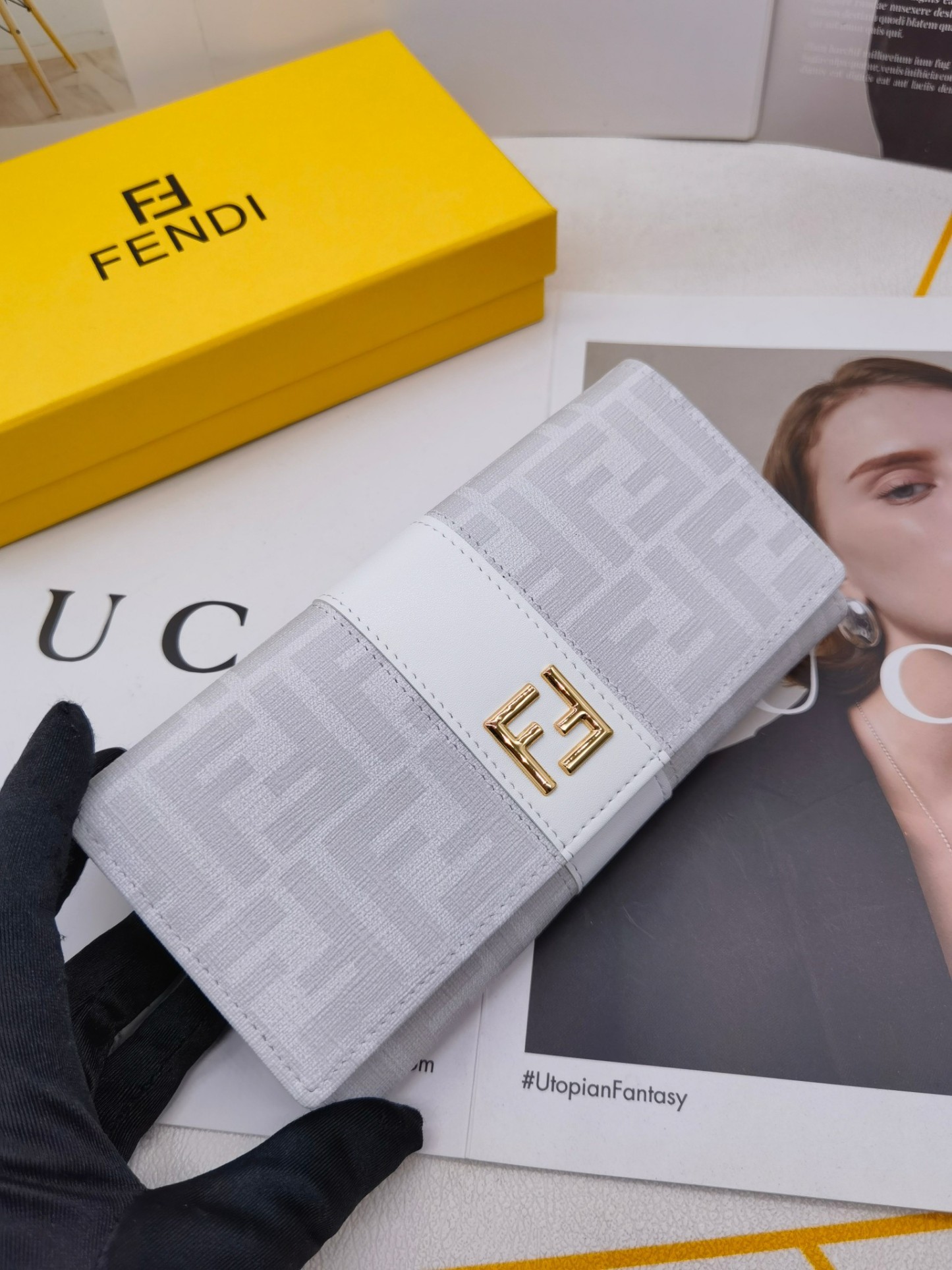 フェンディ「Fendi」高級エンボス牛革の大きな イタリア製財布