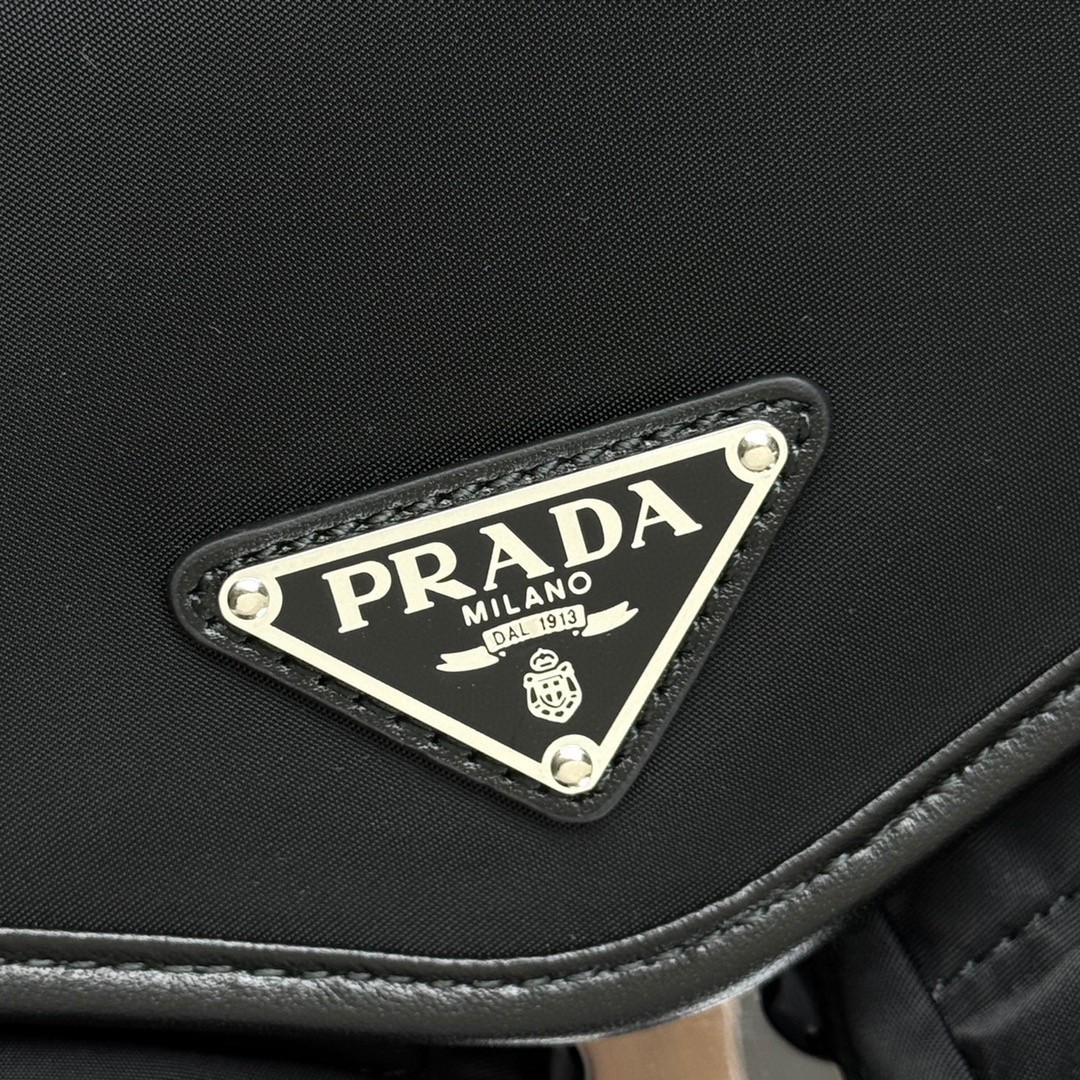 プラダ「Prada」ジオメトリック ショルダーバッグ ショルダーバッグ