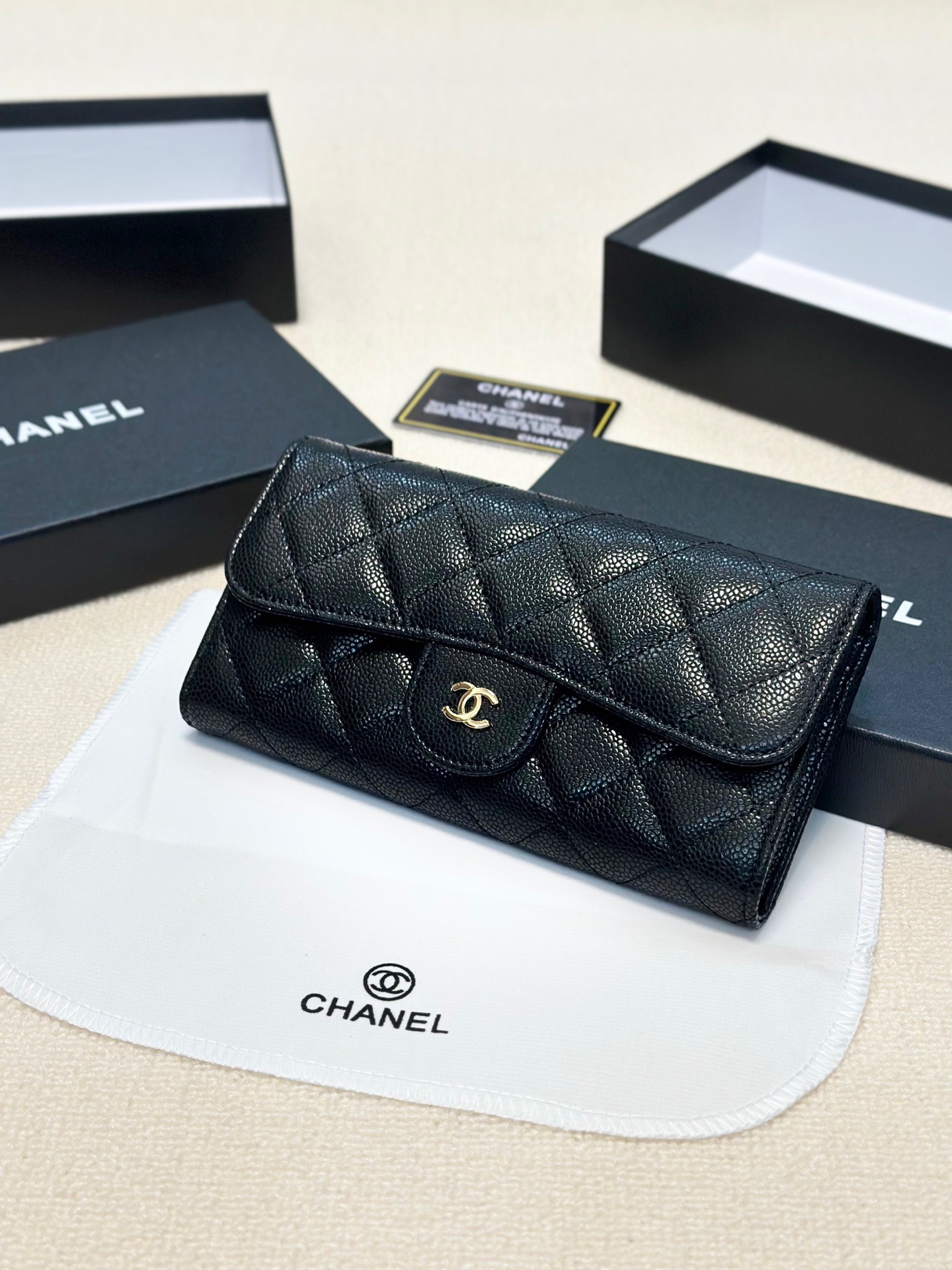 シャネル「Chanel」キャビアレザー バイフォールド財布