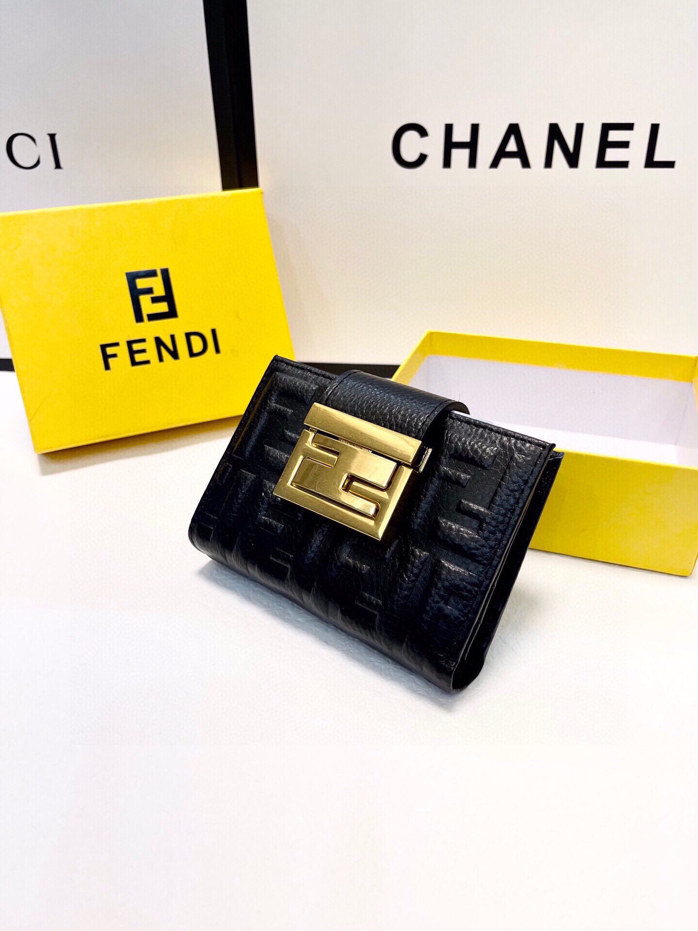 フェンディ「Fendi」高級エンボス牛革の大きな イタリア製財布