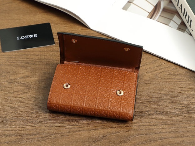 ロエベ「LOEWE」ぺブル バーティカル ウォレット スモール（シャイニーナパカーフ）