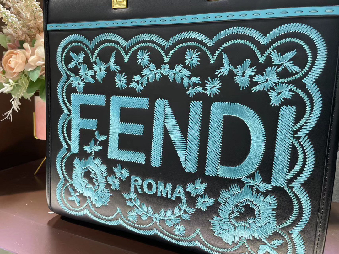フェンディ「Fendi」Sunshine レザー ミディアム トートバッグ