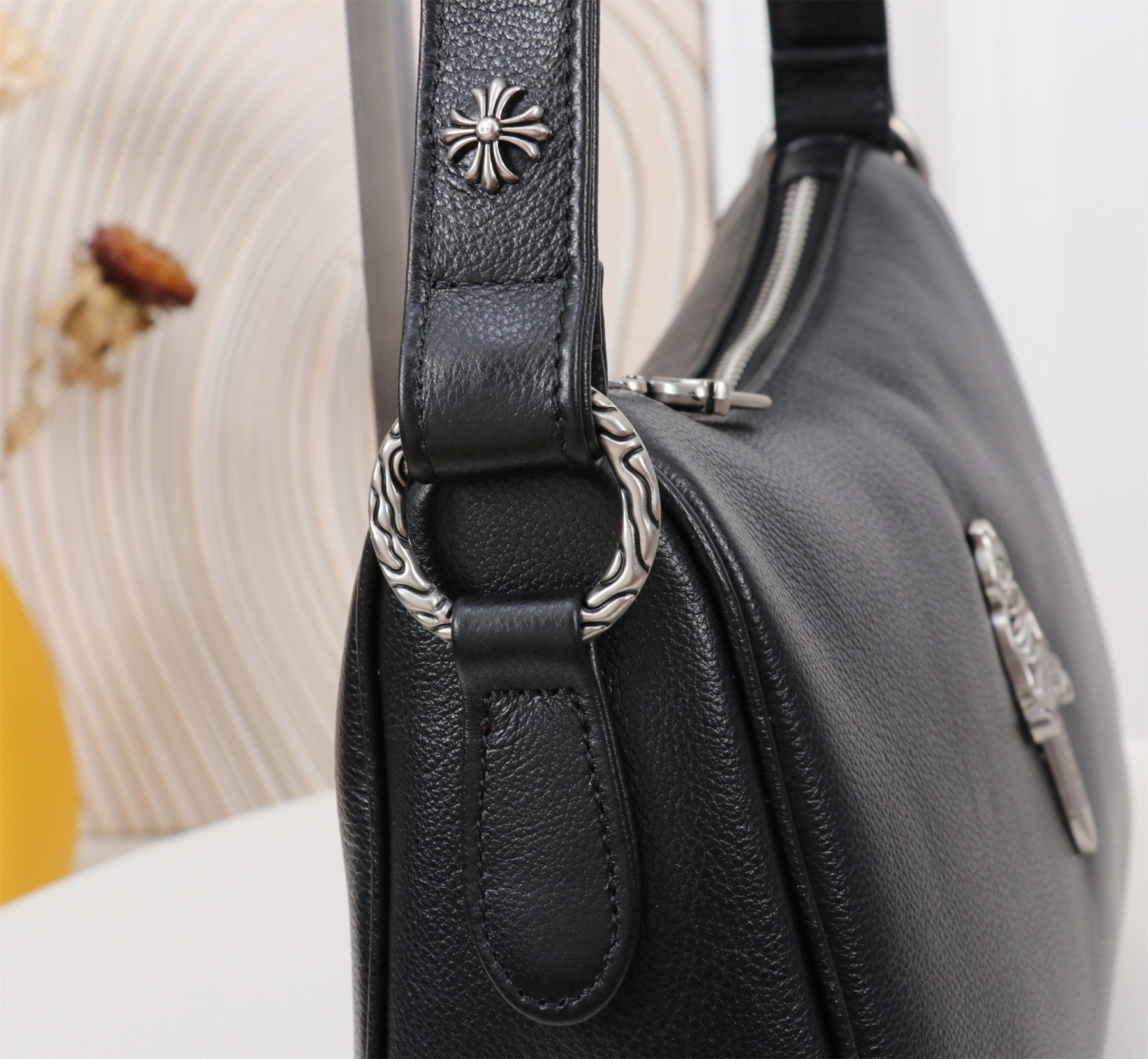 クロムハーツ「Chrome Hearts」十字架のショルダーバッグ