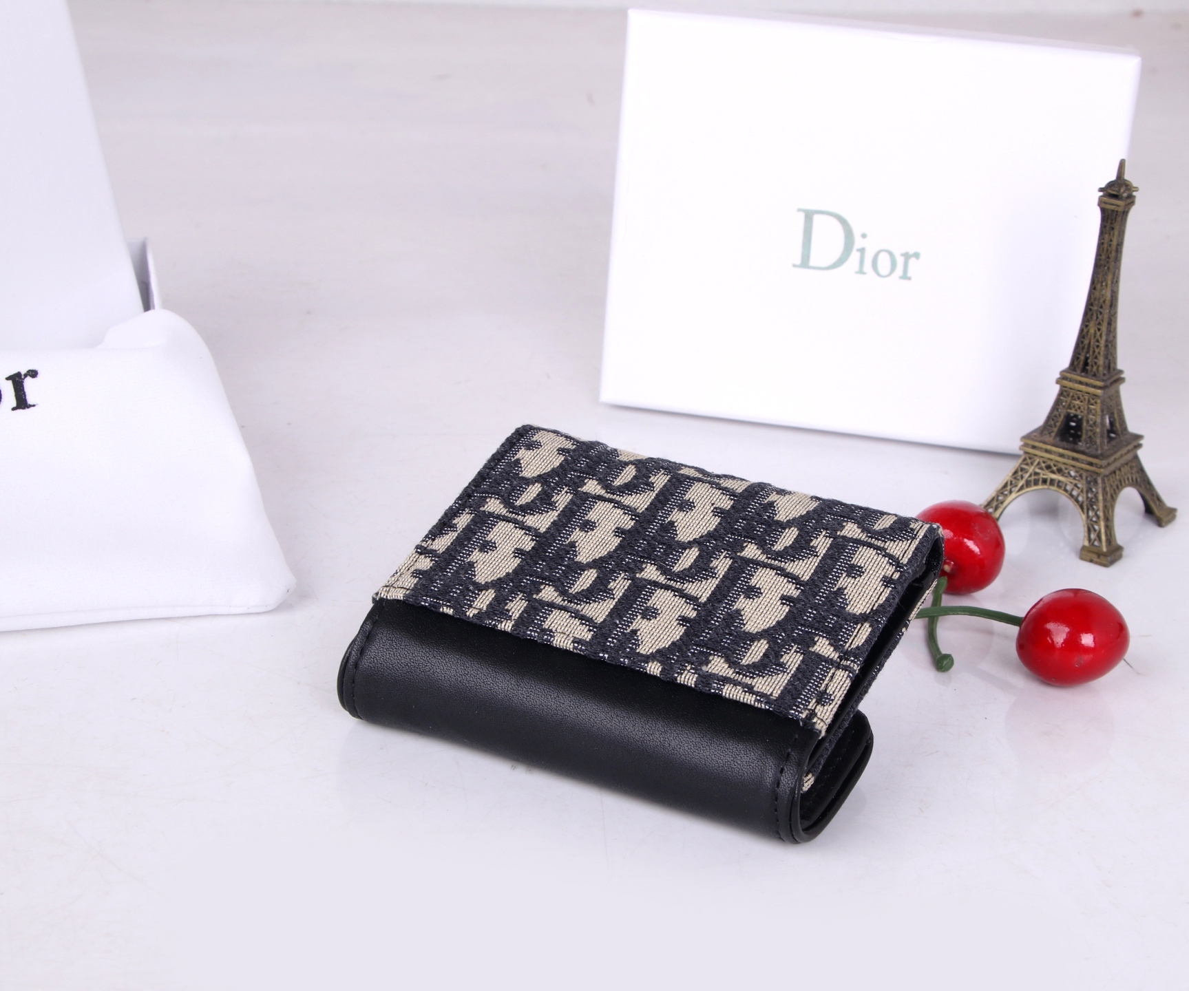 ディオール「Dior」ディオール コンパクト三つ折りウォレット 新作登場