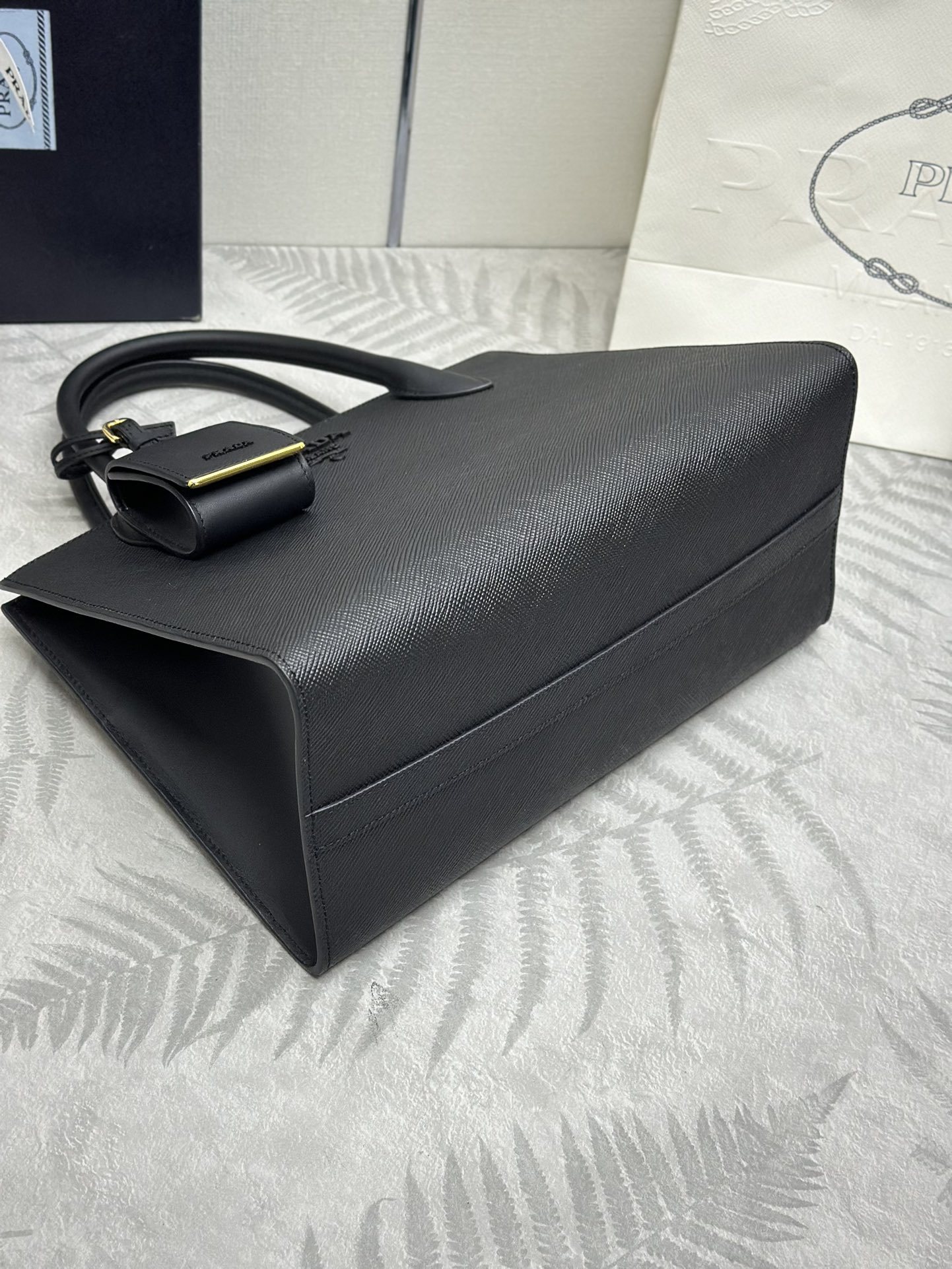 プラダ「Prada」アップグレード ラージトートバッグ（テキスタイルストラップ）