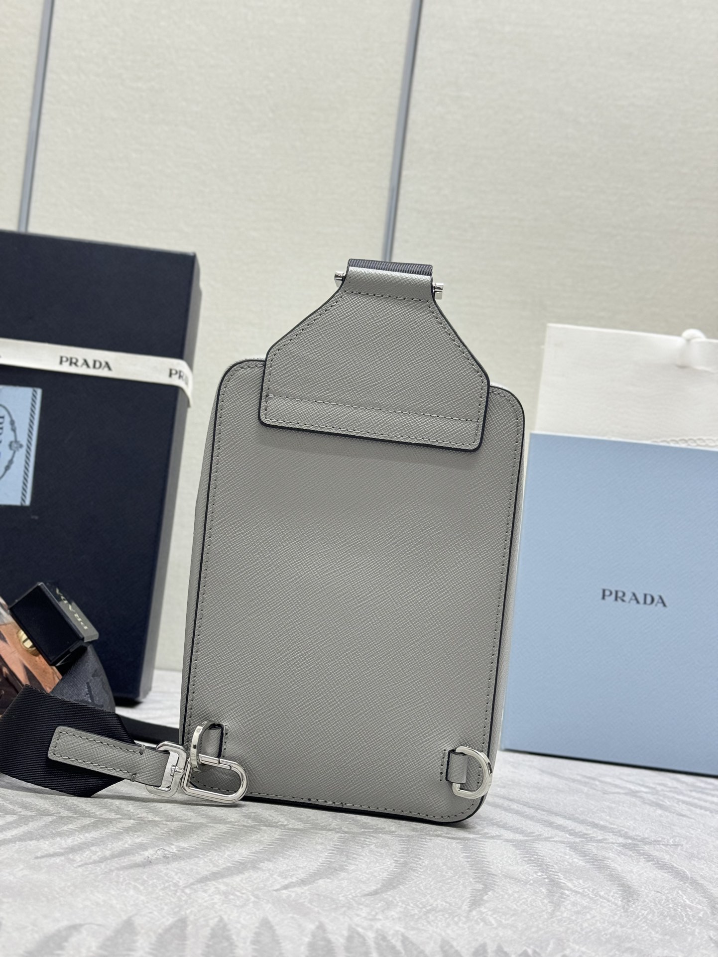 プラダ「Prada」クロスグレインレザー チェストバッグ