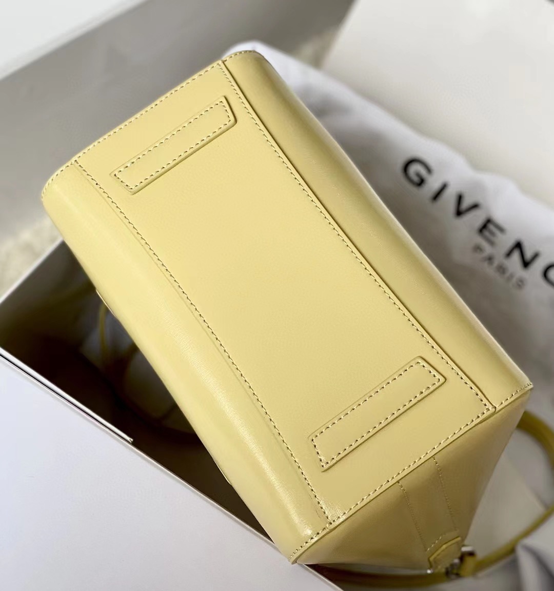 ジバンシィ「Givenchy」スモール アンティゴナ ボックスレザー バッグ