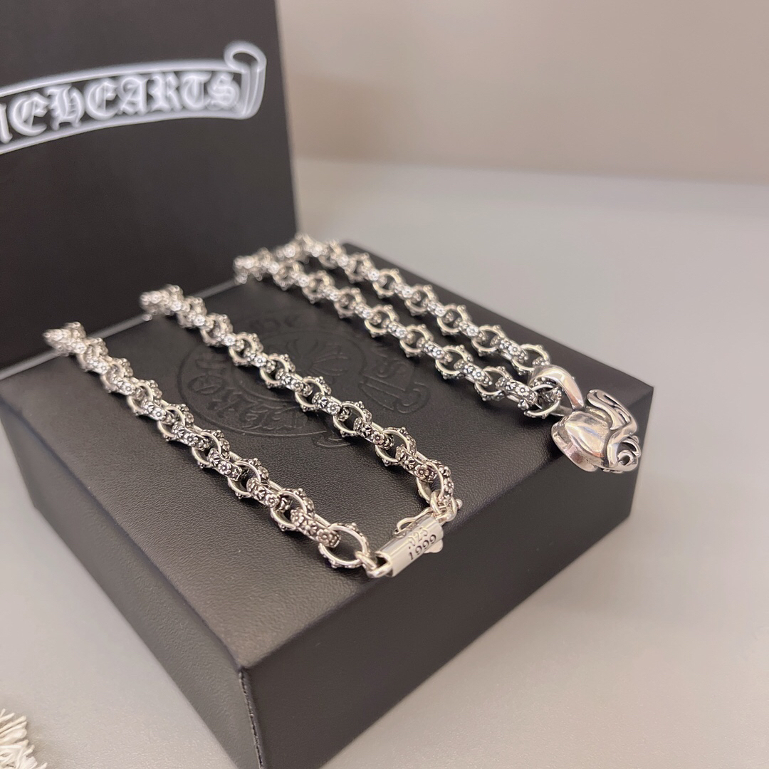 クロムハーツ「Chrome Hearts」のクラシックネックレス - 日常に上品なアクセントを添えるユニセックスモデル