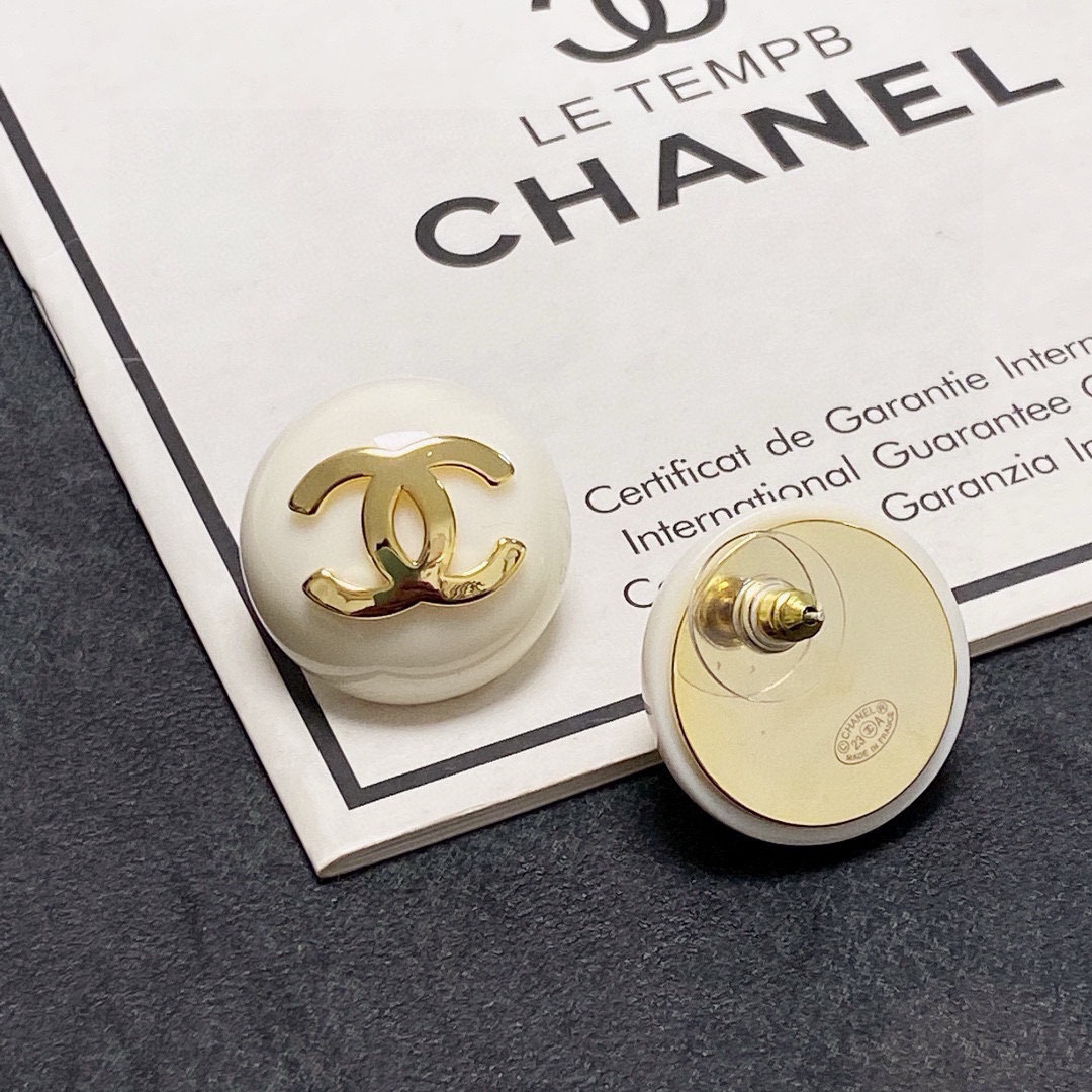 シャネル「Chanel」ピュアホワイト スタッドピアス