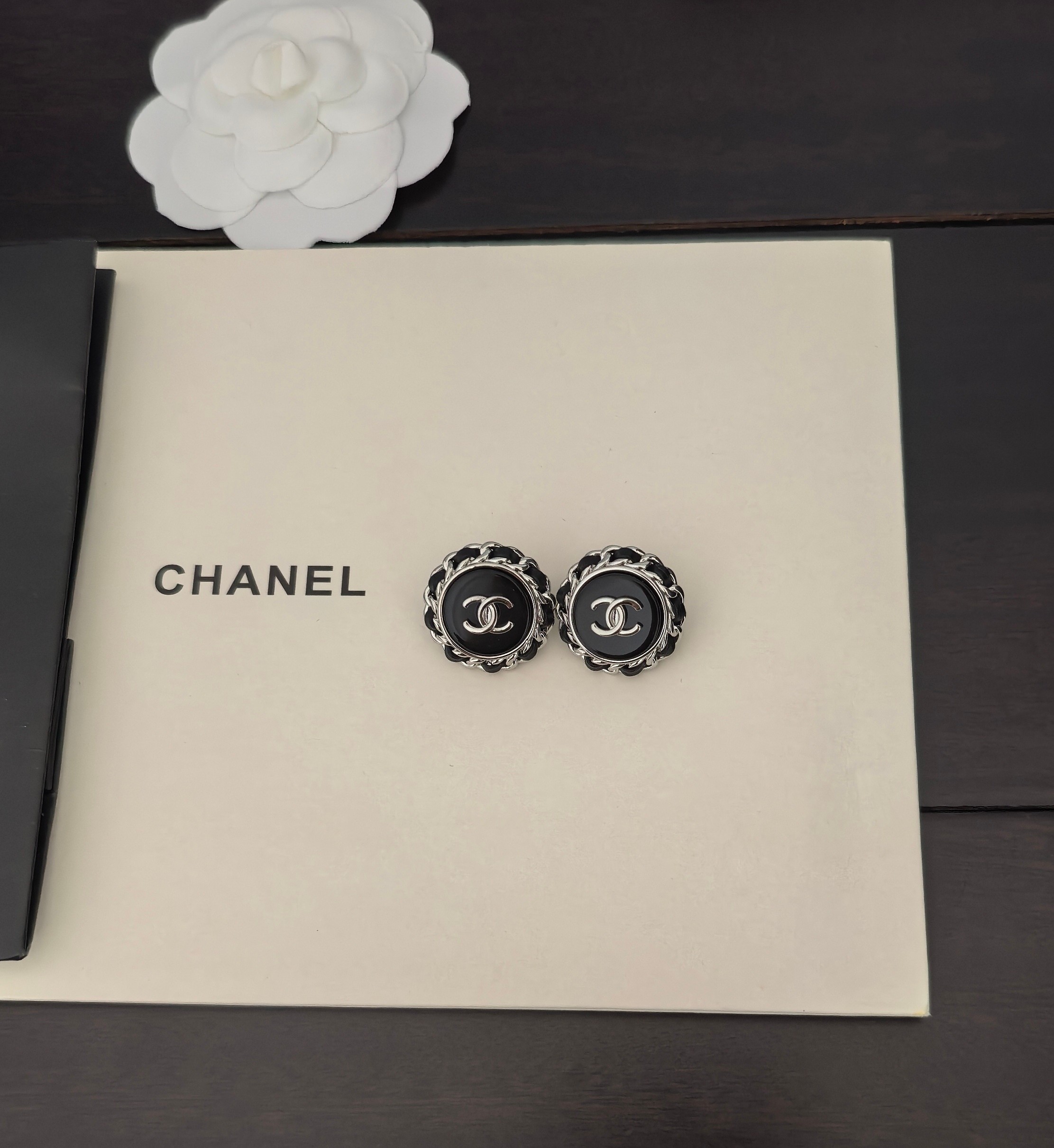 シャネル「Chanel」 ラウンド ブラック イヤリング 最新コレクション