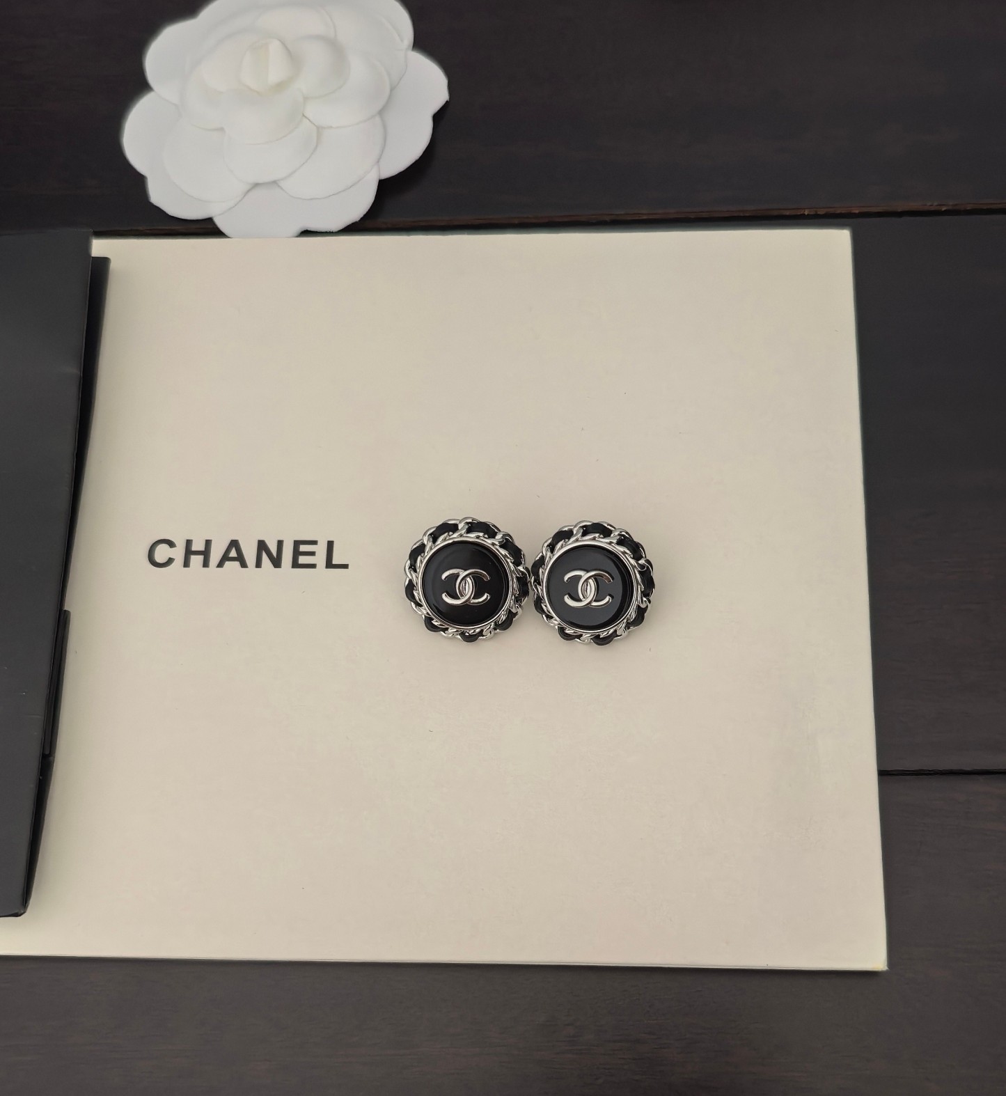シャネル「Chanel」 ラウンド ブラック イヤリング 最新コレクション