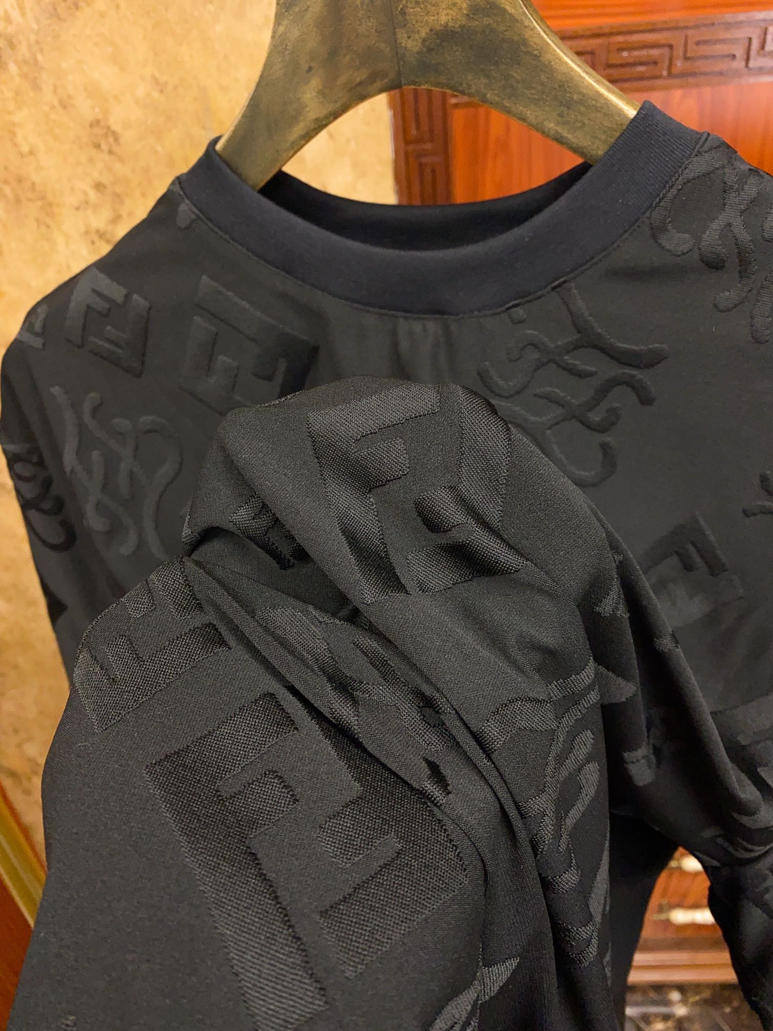 フェンディ「Fendi」エンボス刺繍ロゴ ショートスリーブTシャツ