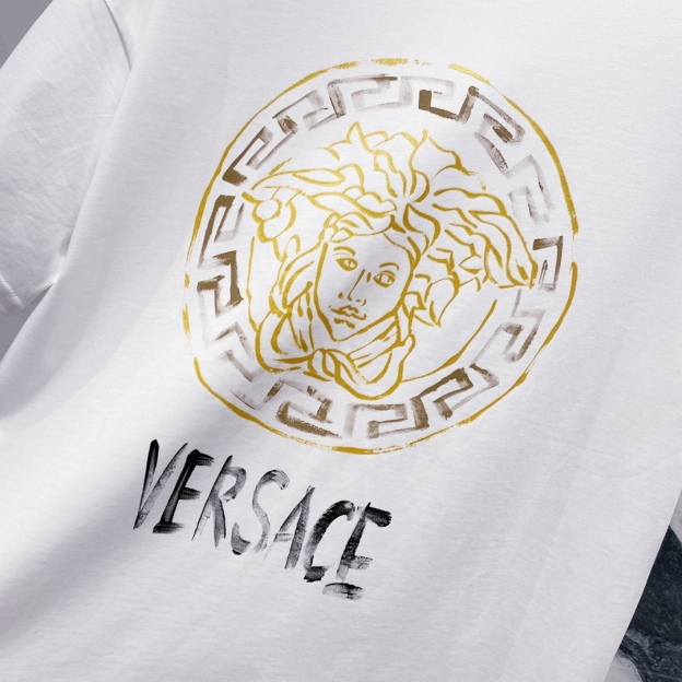 ヴェルサーチ「Versace」クルーネックTシャツ レトロゴールドグラフィティロゴプリント