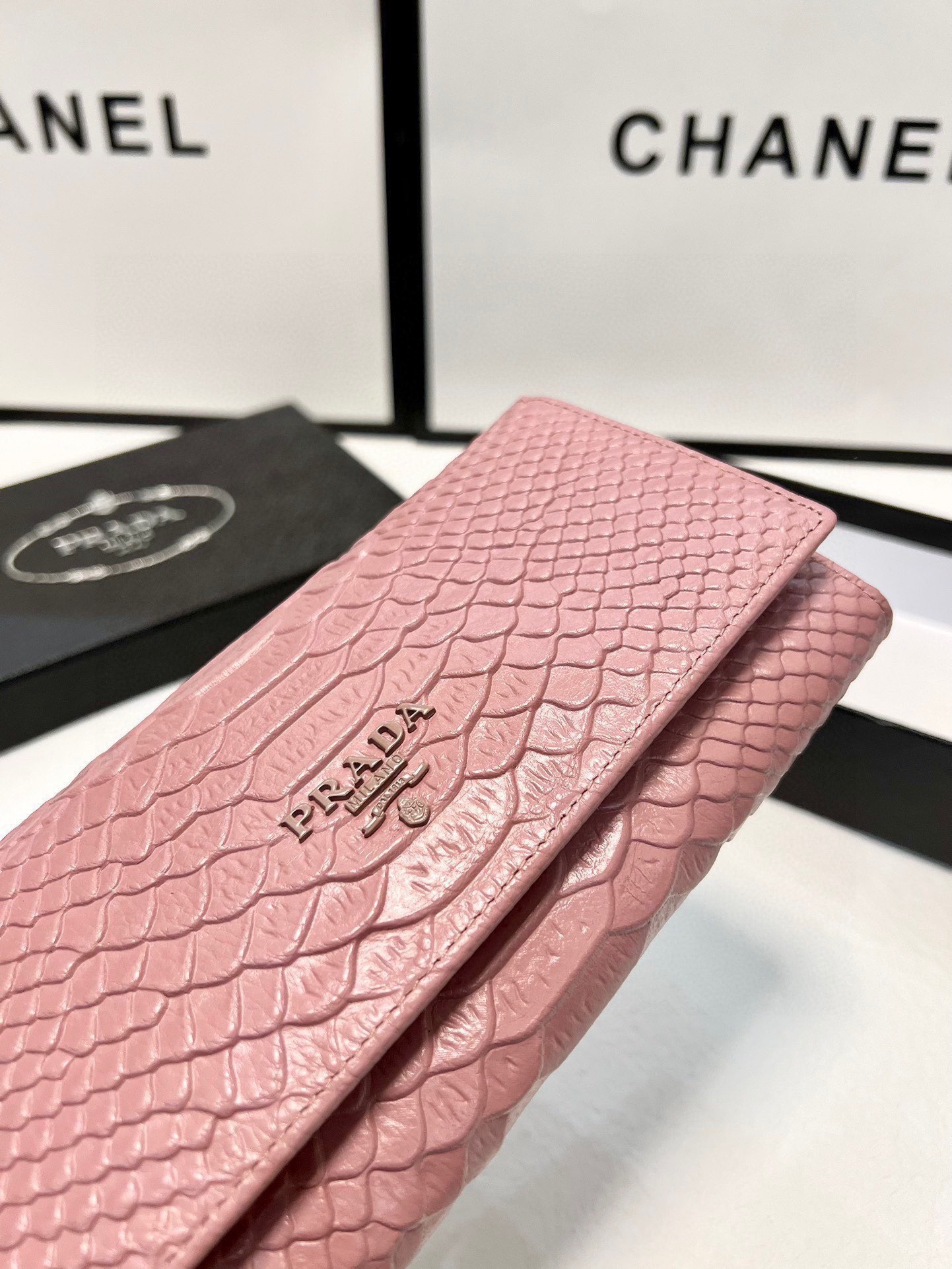 プラダ(Prada) レディース財布 2色