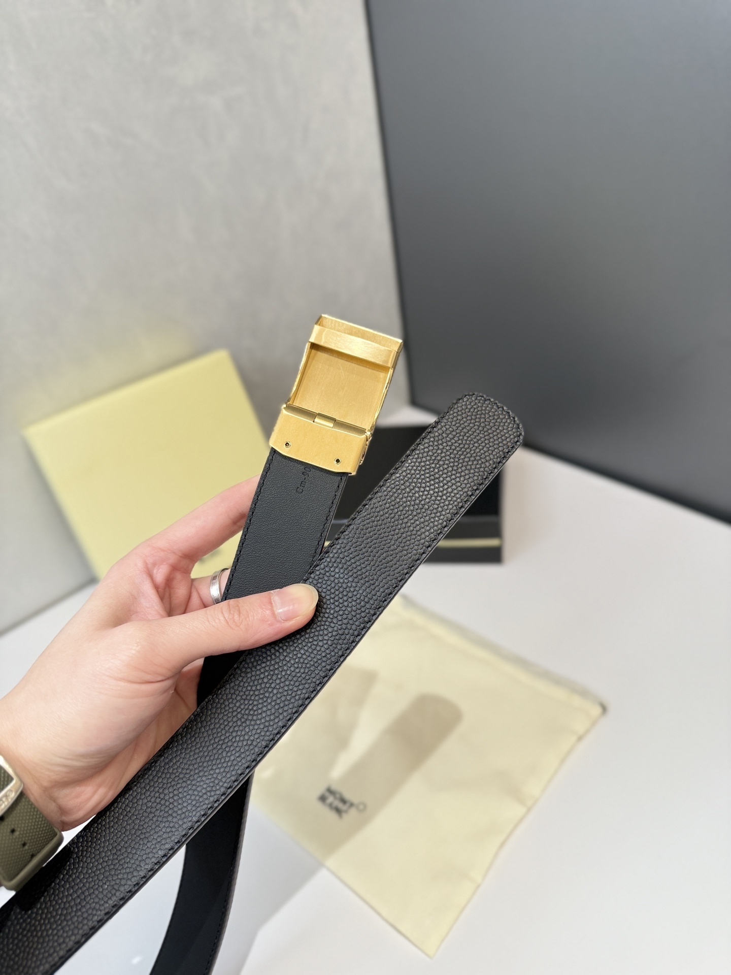 ヴァン クリーフ＆アーペル「Van Cleef & Arpels」クラシックコレクション オートマチックスムースバックル レザーベルト100cm