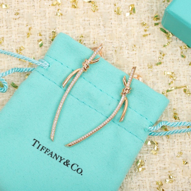 ティファニー「Tiffany & Co.」 Knot ダイヤモンドスタッドピアス