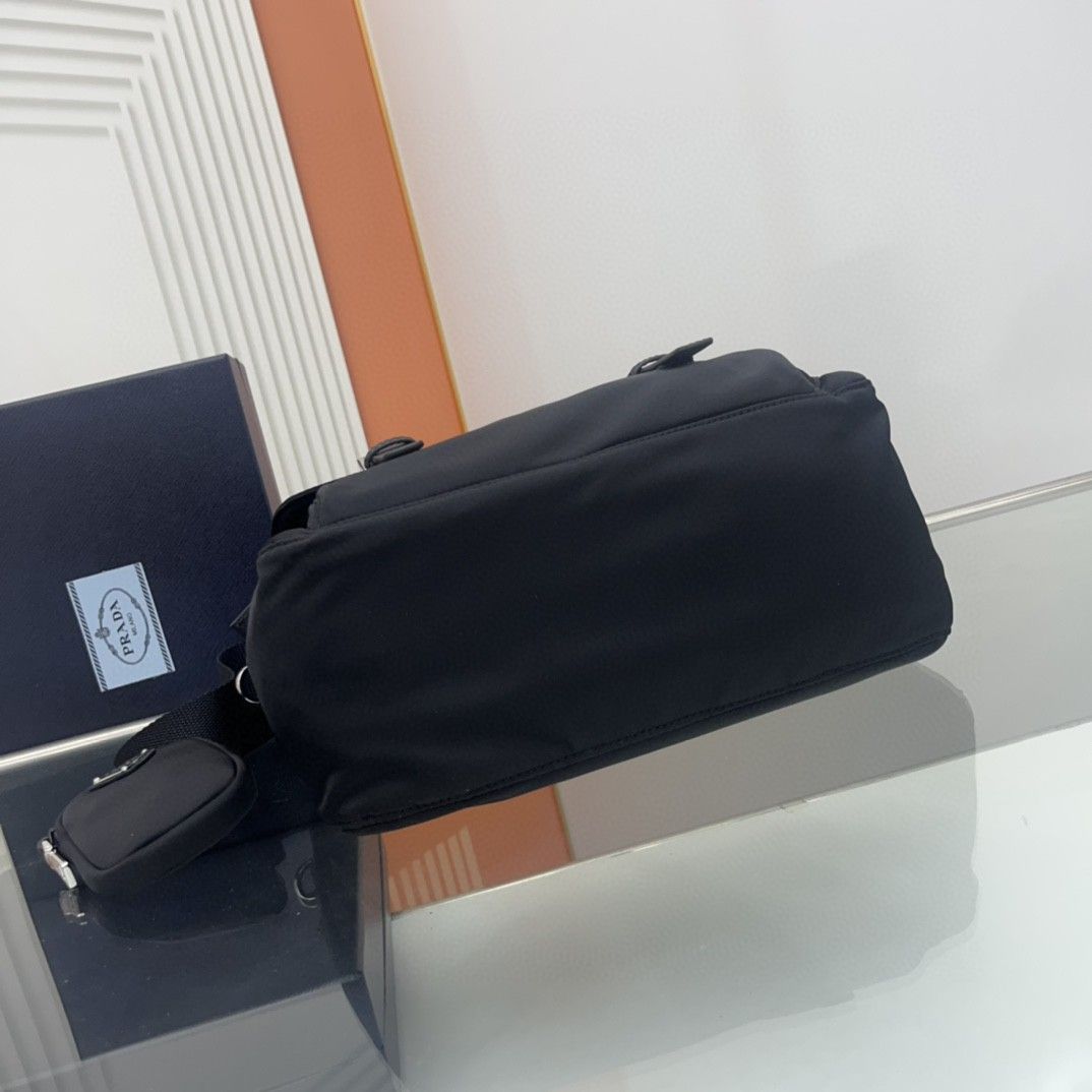 プラダ「Prada」サフィアーノ レザー メッセンジャーバッグ