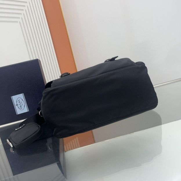 プラダ「Prada」サフィアーノ レザー メッセンジャーバッグ