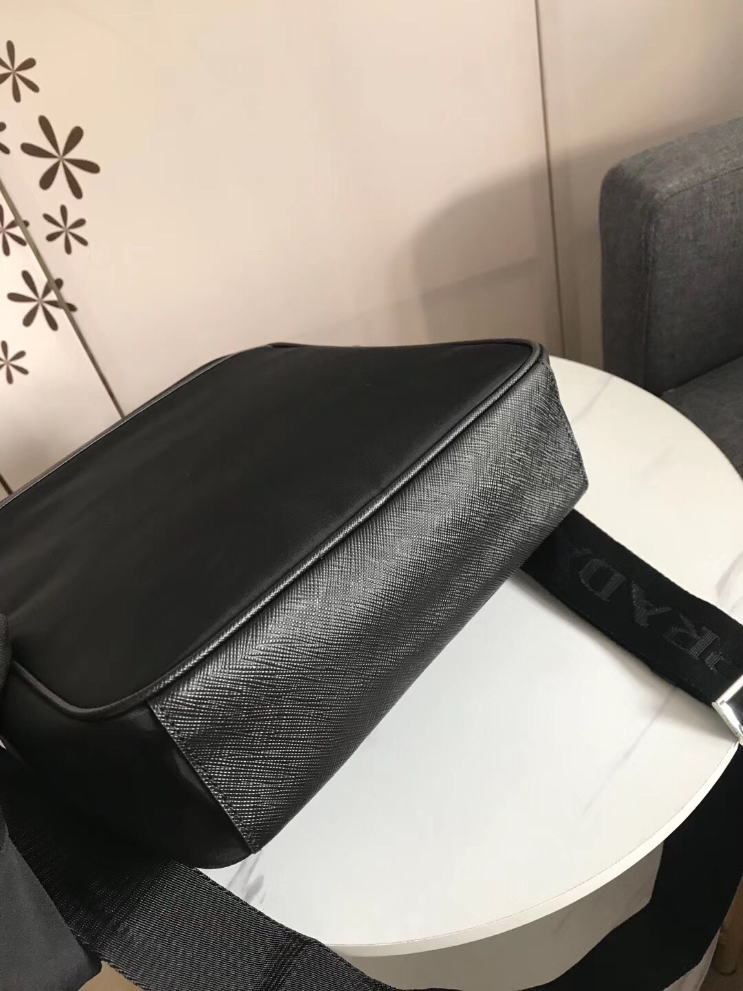 プラダ「Prada」パラシュートメッセンジャーバッグ