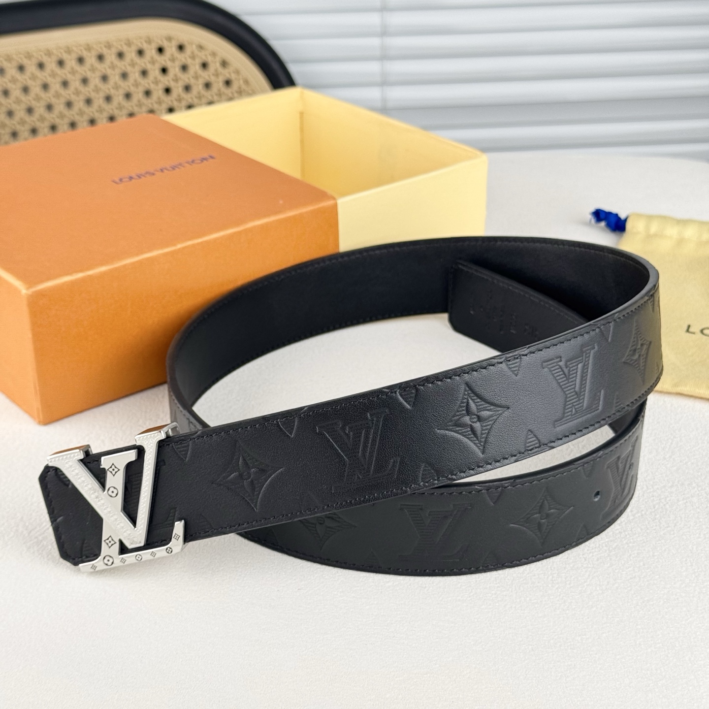 ルイヴィトンLOUIS VUITTON レザーベルト ベルト・LV イニシャル 40MM リバーシブル メンズ | LOUIS