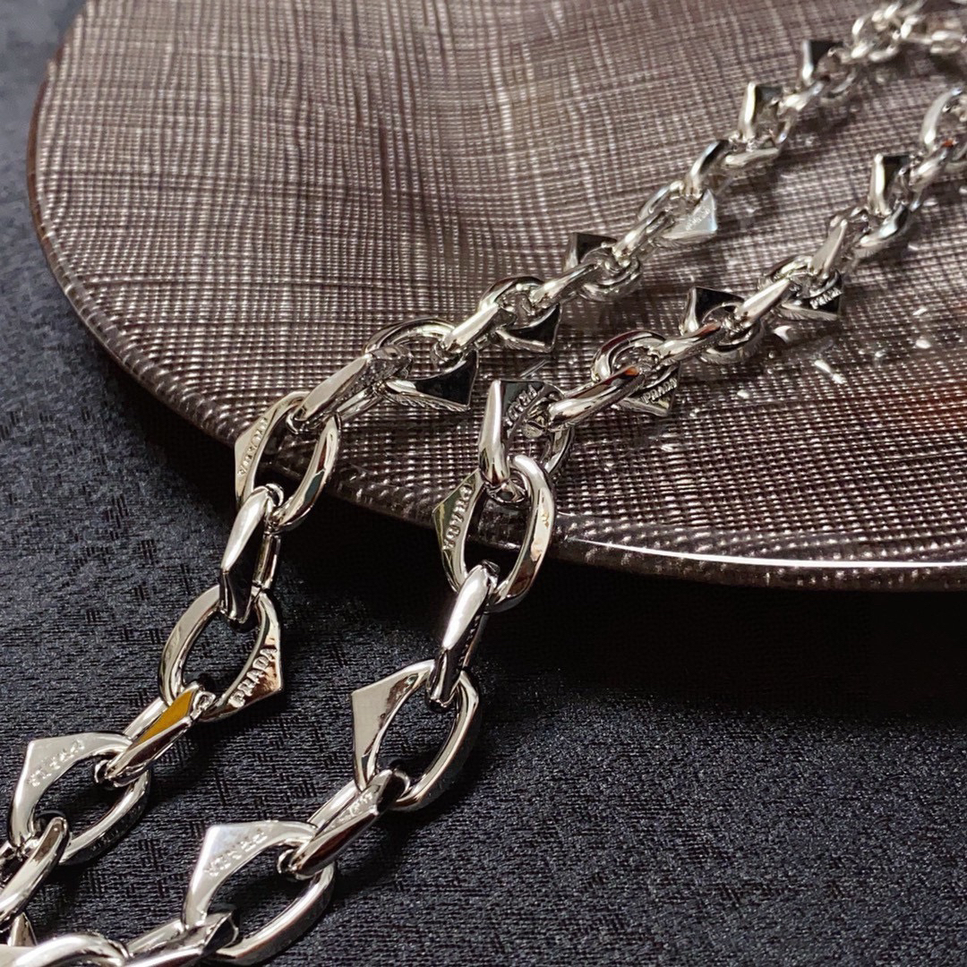 プラダ「Prada」 Symbole トライアングルチェーンネックレス
