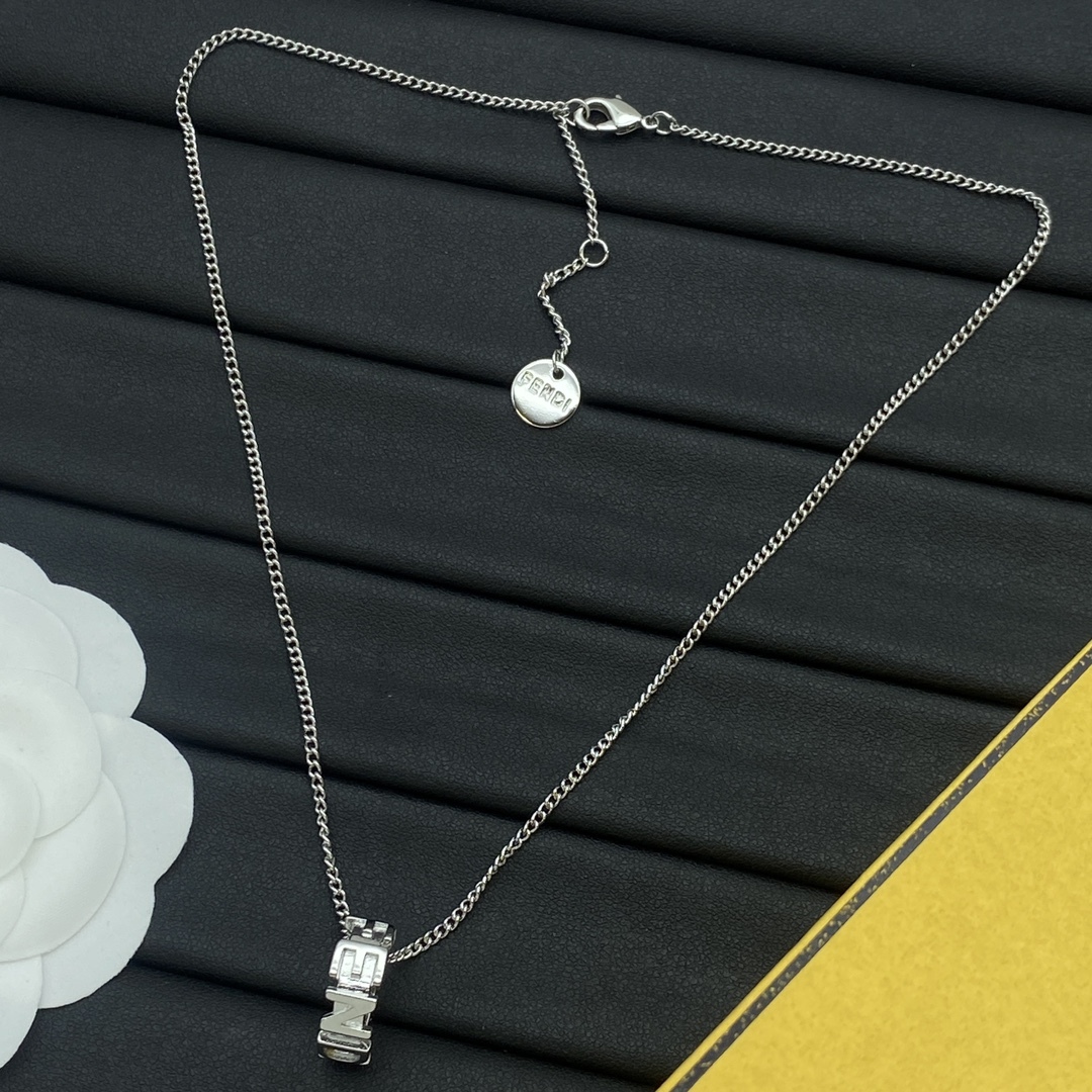 プラダ「Prada」Symbole シルバーネックレス