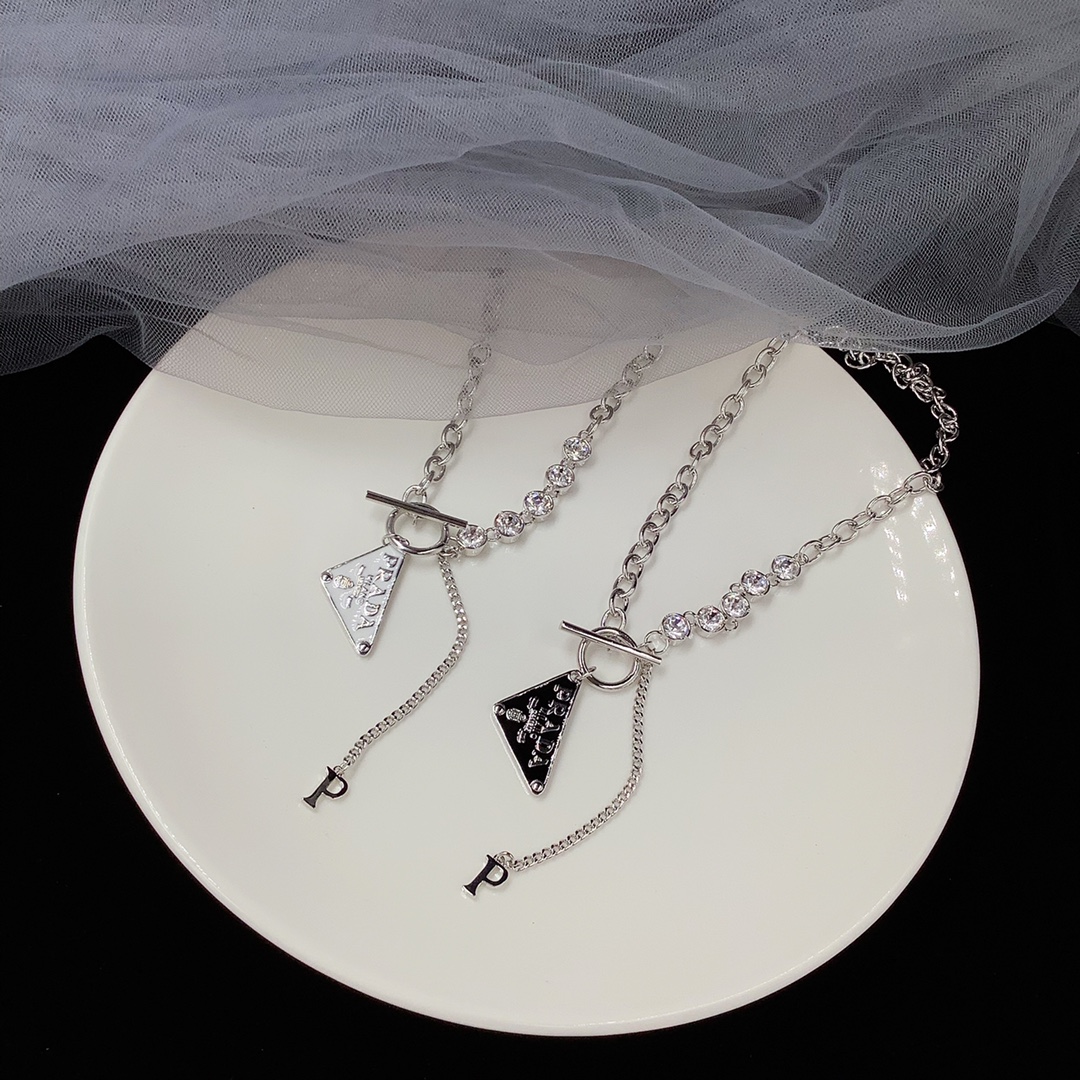 プラダ「Prada」 Symbole シルバーネックレスの商品掲載写真2（SKU ISETAPRO-25803785）