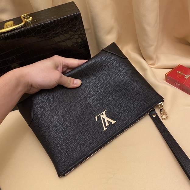 ルイ・ヴィトン「Louis Vuitton」ブラック レザー フラット ポシェット