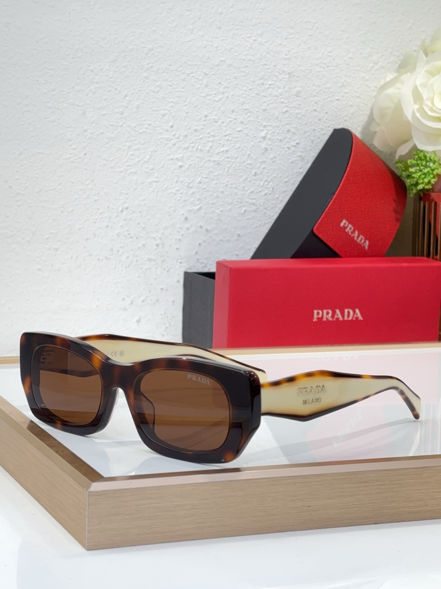 プラダ「Prada」Linea Rossa 2025 サングラス