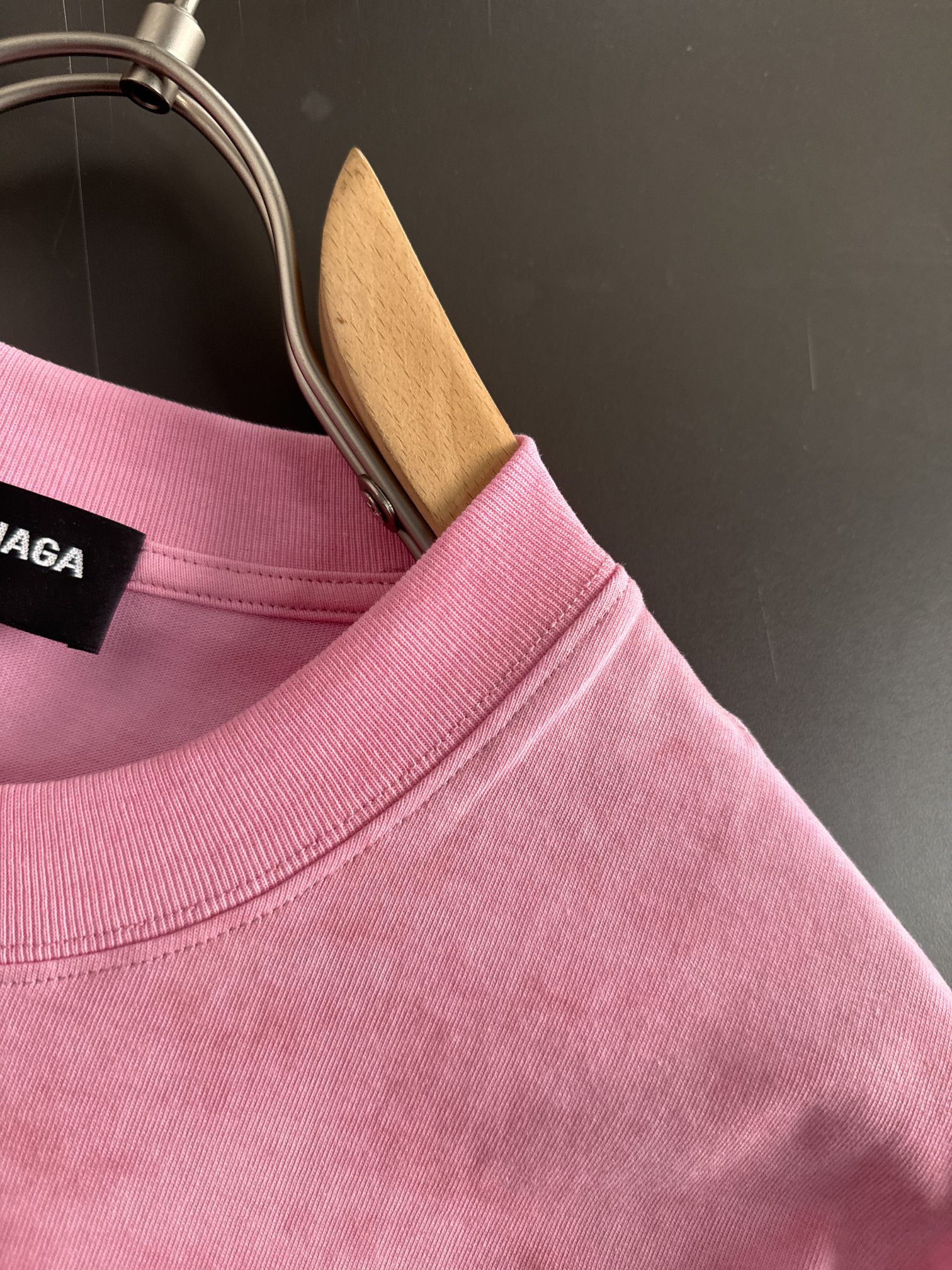 バレンシアガ「Balenciaga」ウェーブ コーラ レター エンブロイダリー Tシャツ