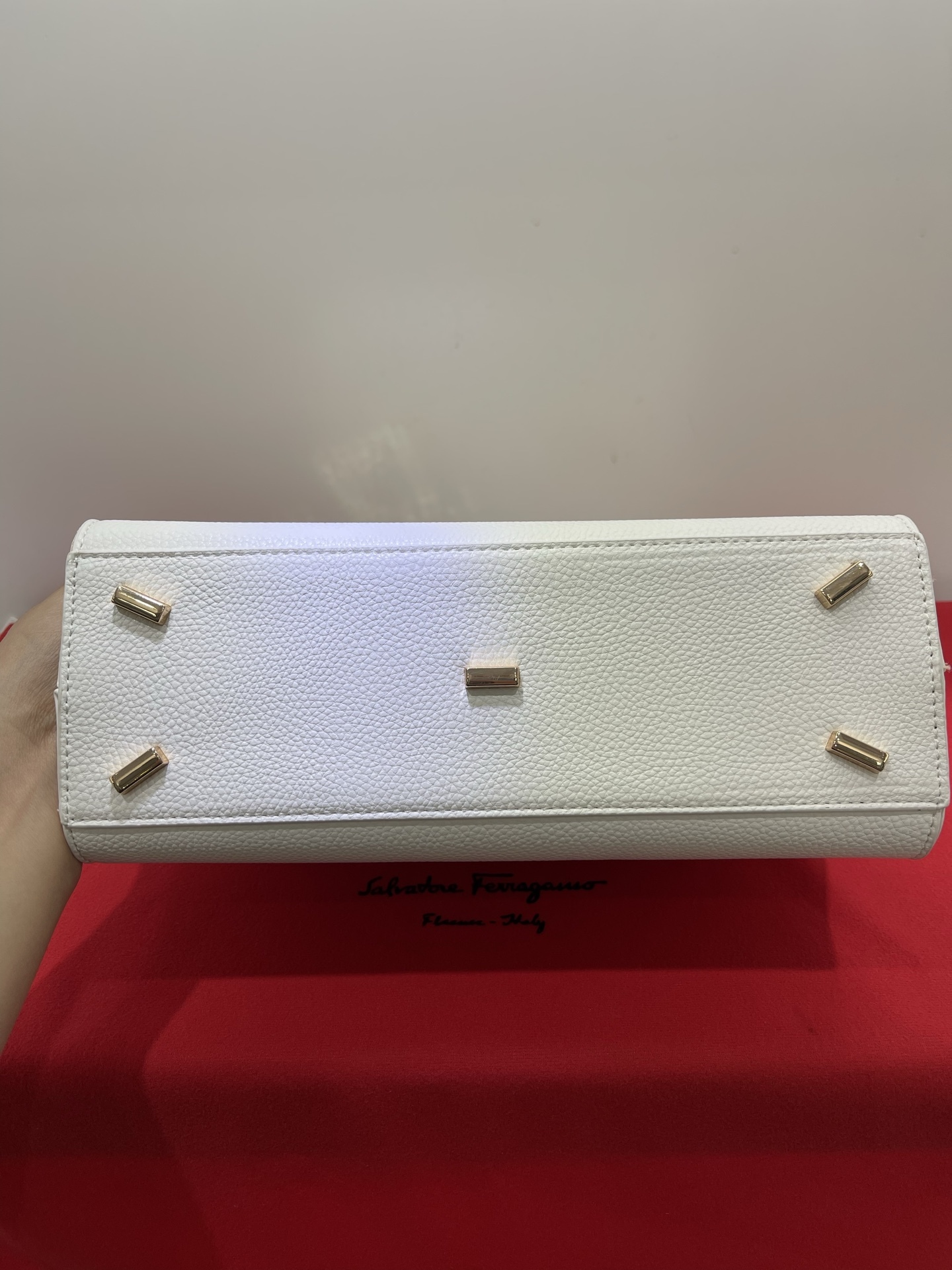 フェラガモ「Ferragamo」Hug ミニショルダーバッグ