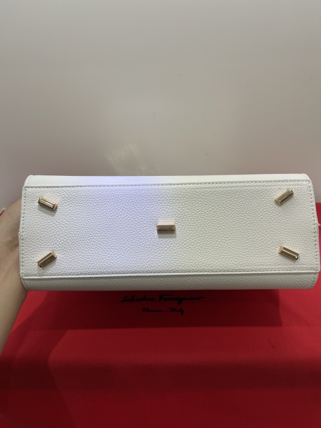 フェラガモ「Ferragamo」Hug ミニショルダーバッグ