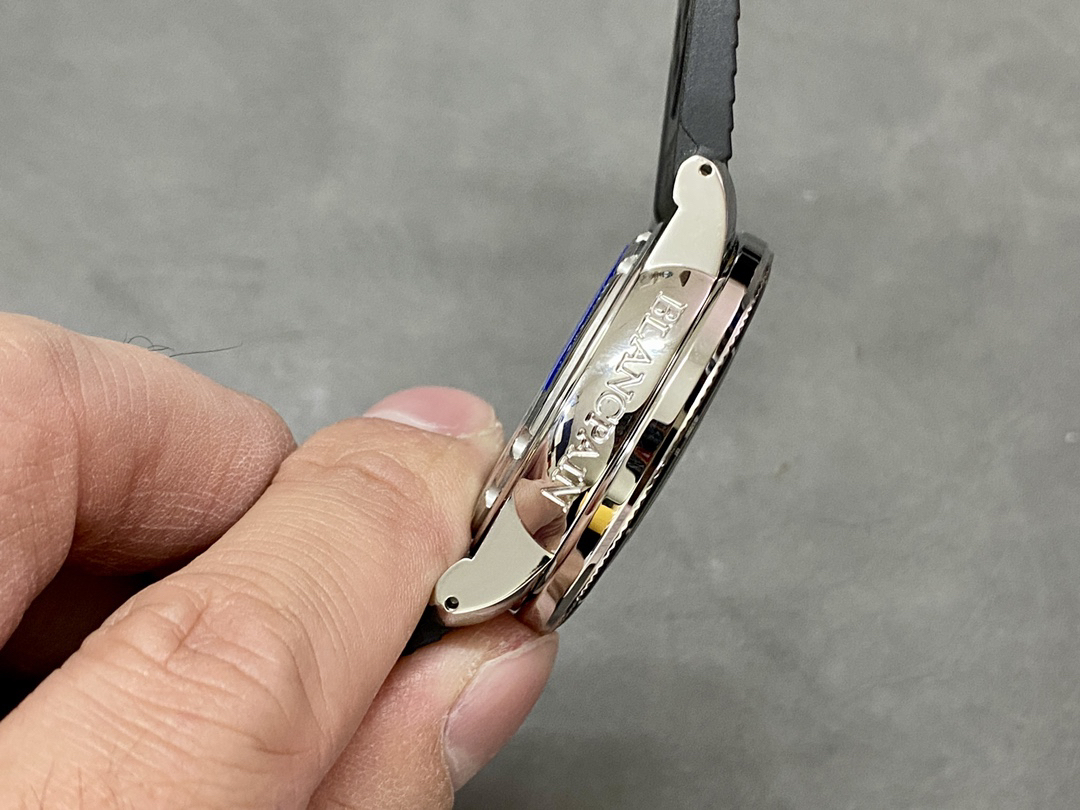 ブランパン「Blancpain」フィフティ・ファゾム バラクーダ自動巻きダイバーズウォッチ40.3mm