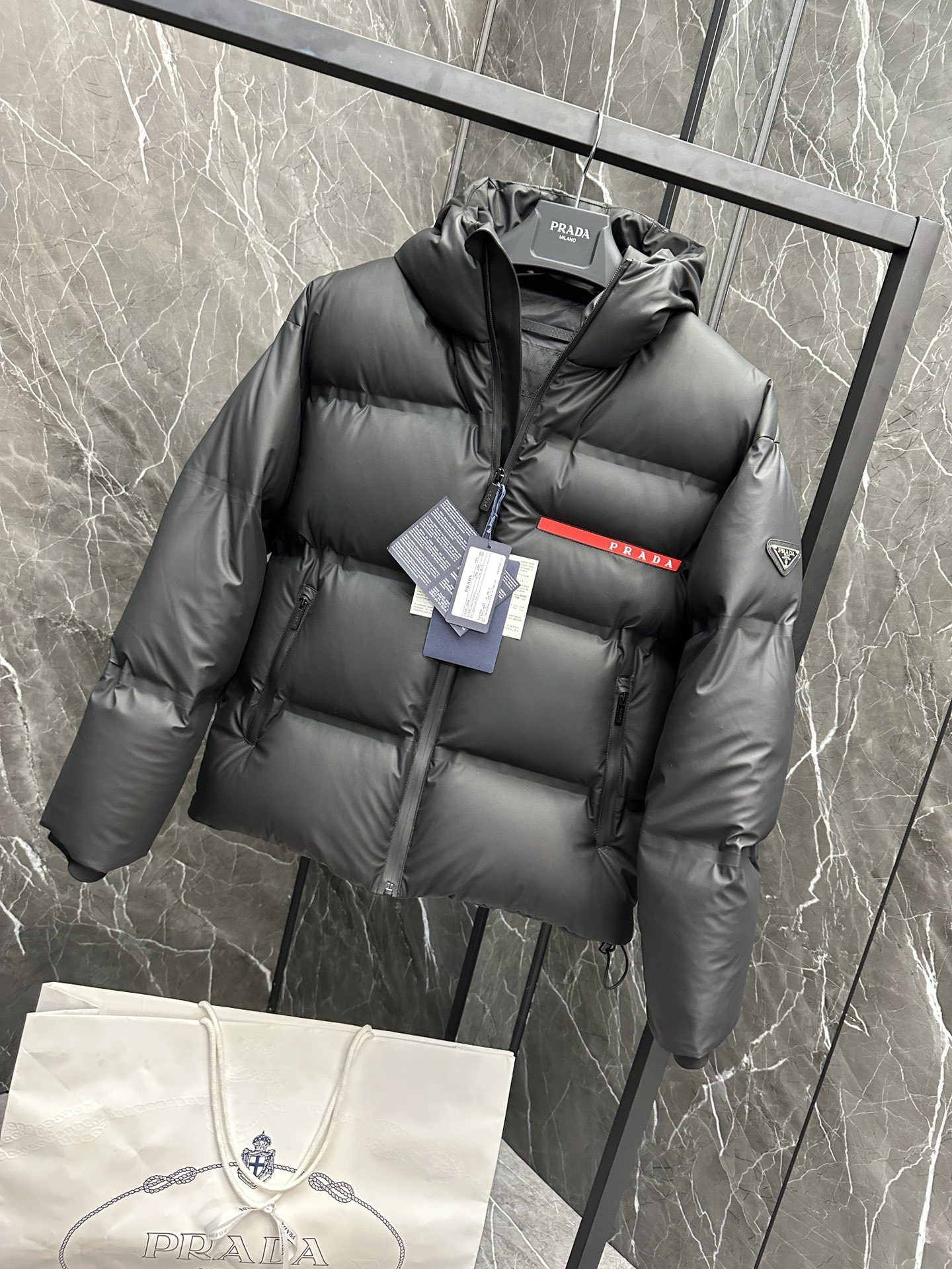 プラダ「Prada」冬物新作 超ふんわりメンズダウンジャケット