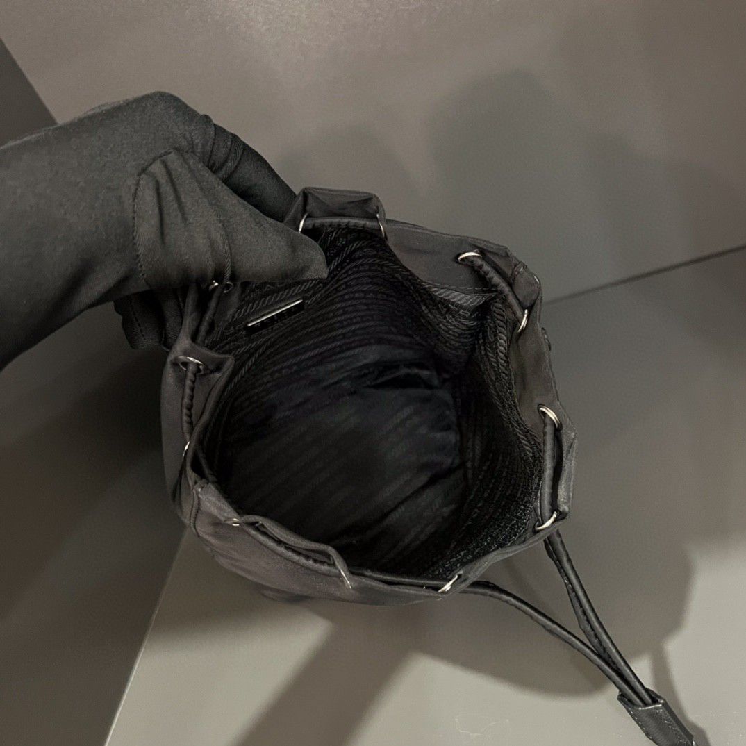 プラダ「Prada」ピコティン バケットバッグ モデ