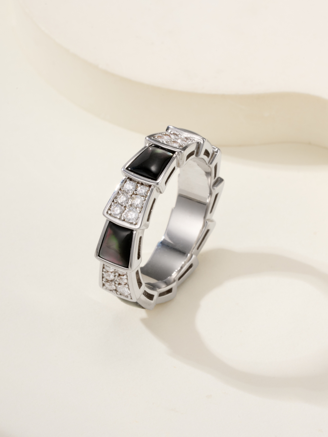ブルガリ「Bvlgari」Gelati エレガントなリングコレクション