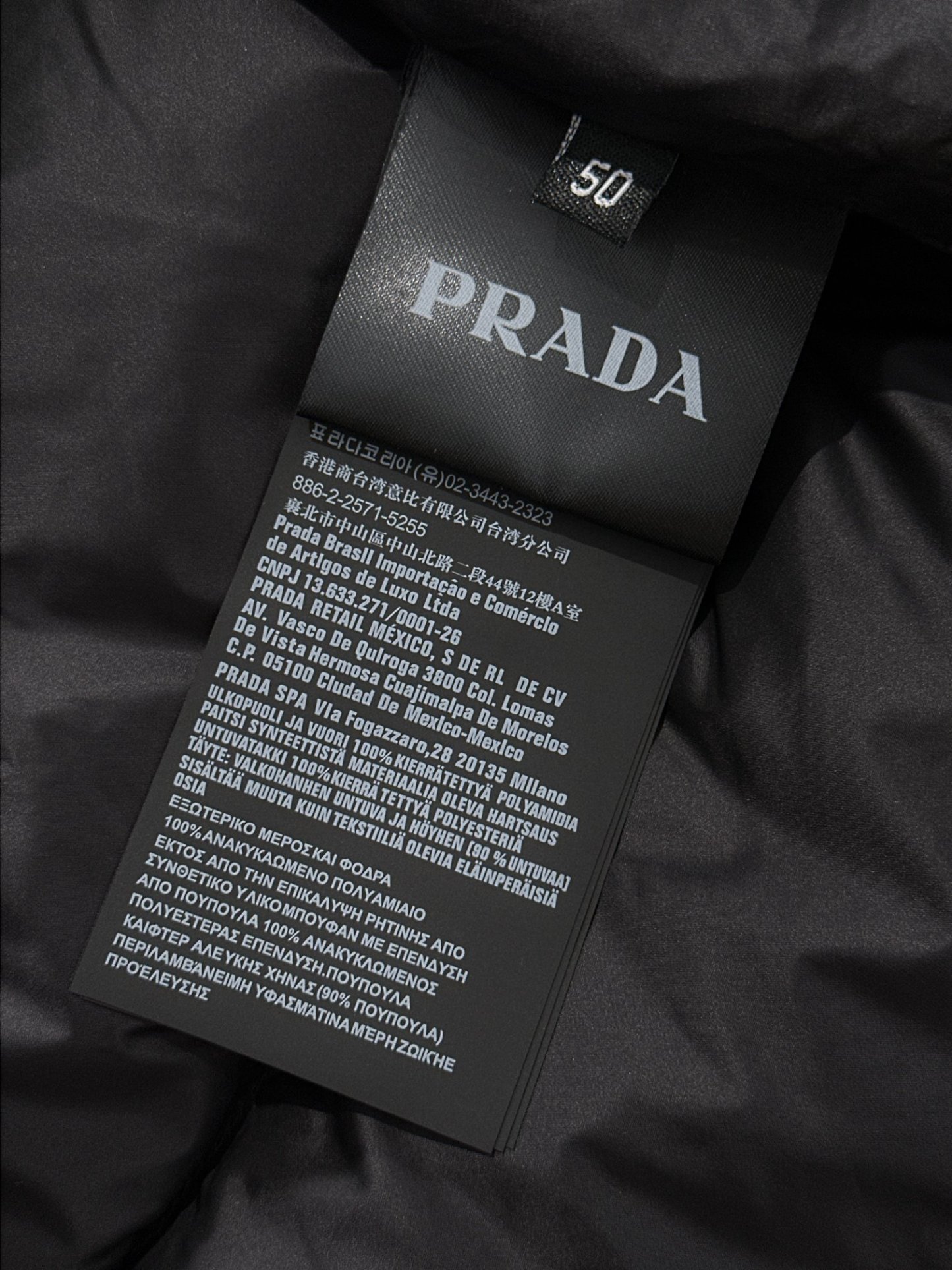 プラダ「Prada」人気爆発のファッション＆防寒ショートダウンジャケット
