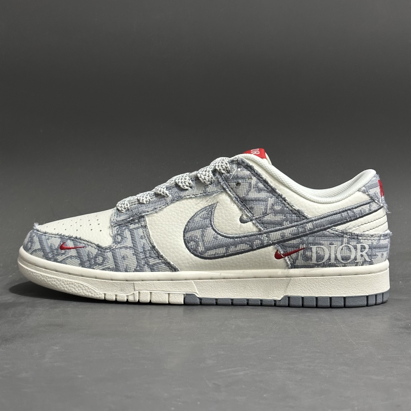 「コラボモデル」Dior x Nike SB Dunk Low "White Ink Blue" スニーカー