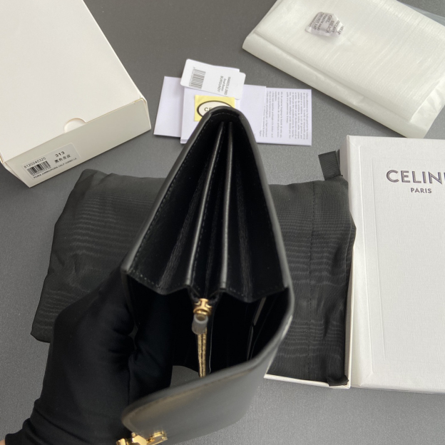 セリーヌ「Celine」TRIOMPHE光沢牛革財布