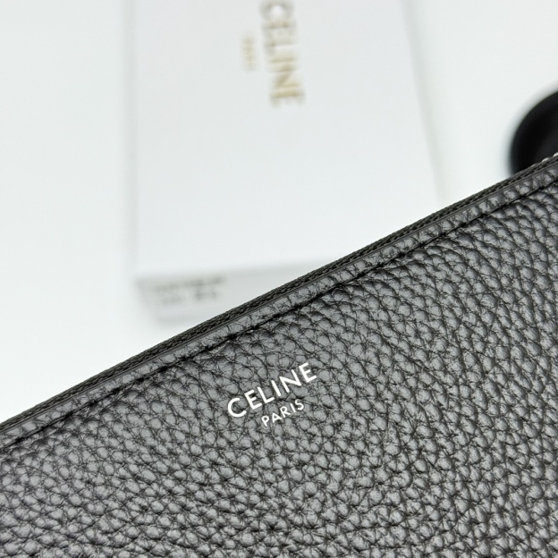 セリーヌ「Celine」TRIOMPHE CUIR ラージジップウォレット