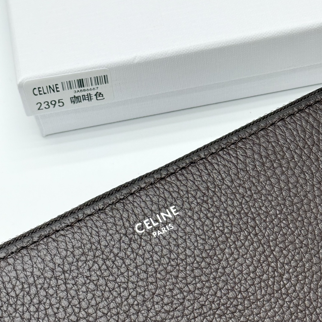 セリーヌ「Celine」TRIOMPHE CUIR ラージジップウォレット