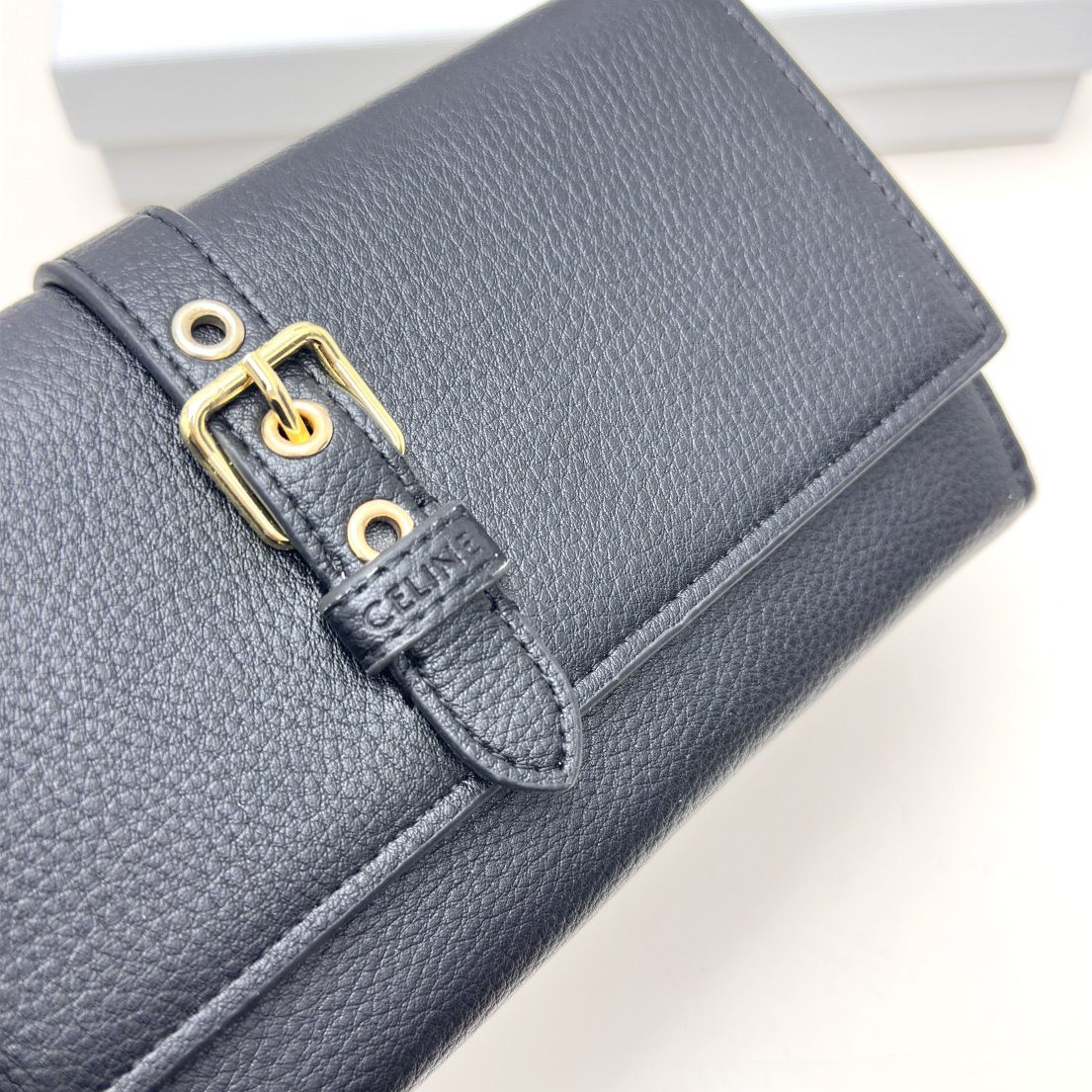 セリーヌ「Celine」TRIOMPHE CUIR ラージジップウォレット