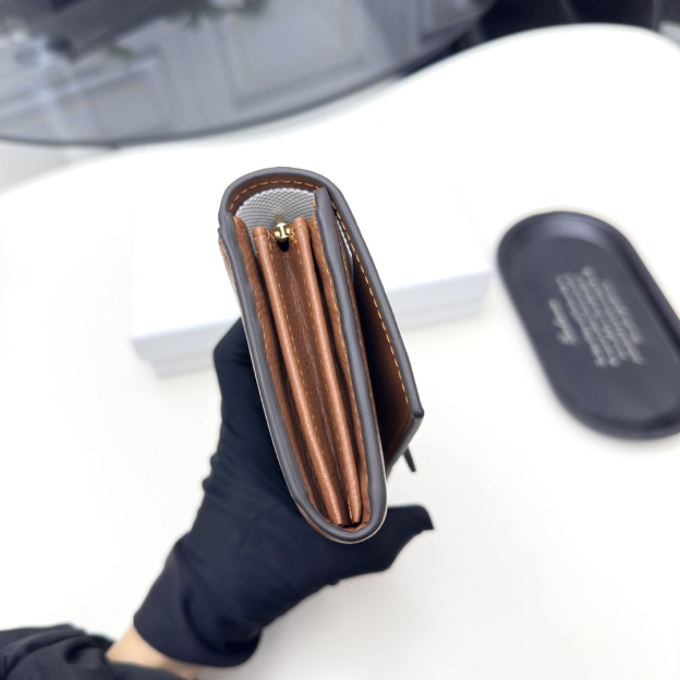 セリーヌ「Celine」TRIOMPHE CUIR ラージジップウォレット