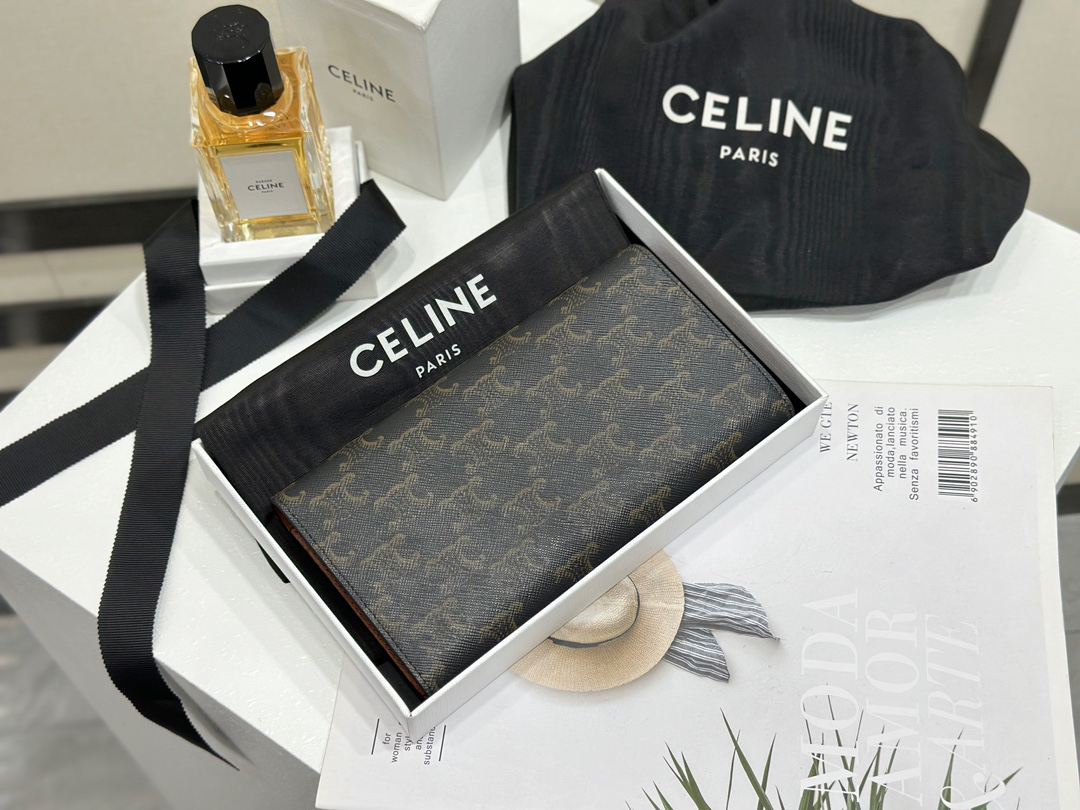 セリーヌ「Celine」TRIOMPHE CUIR ラージジップウォレット